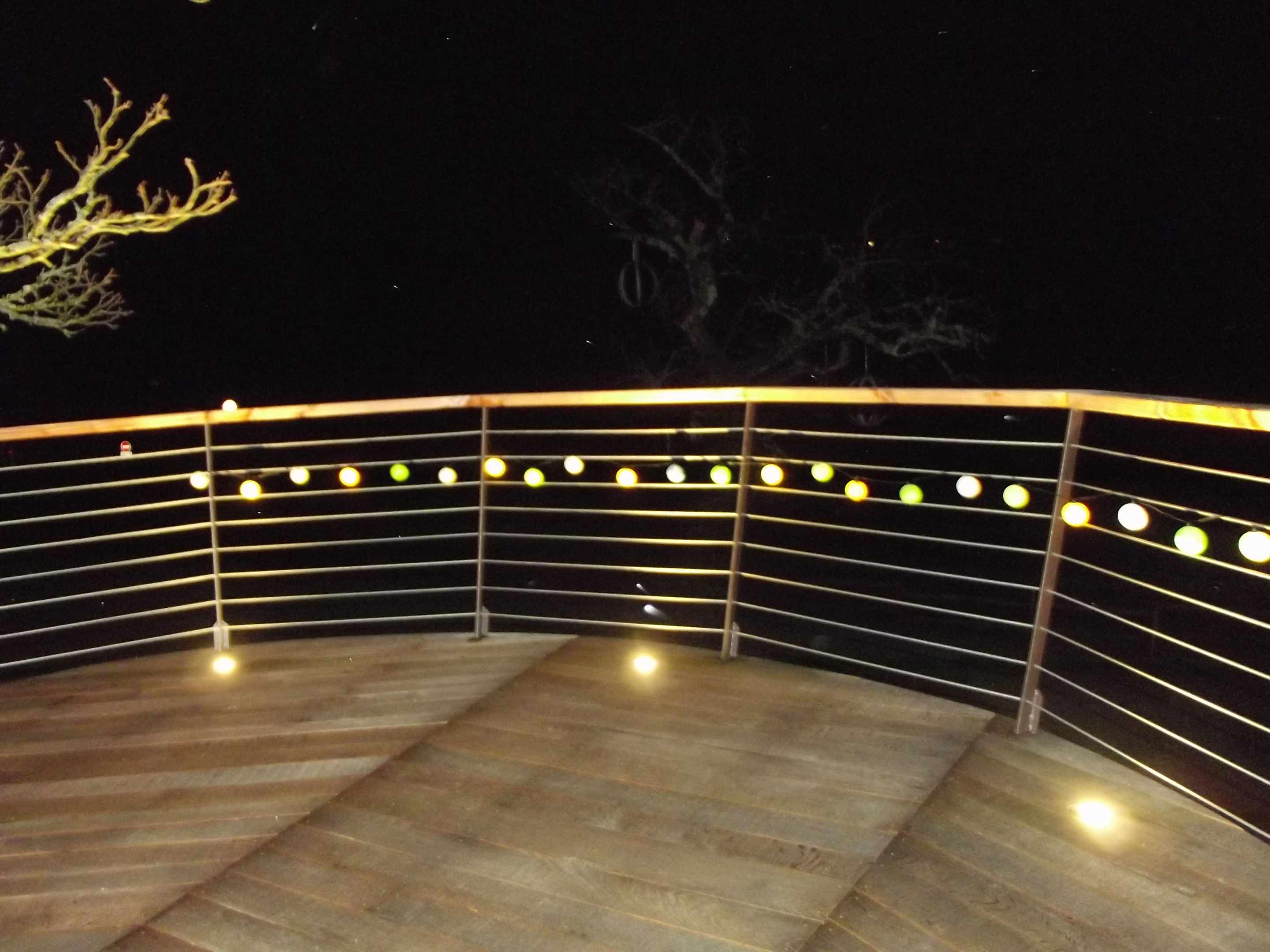 DSCF6633 Hébergement insolite en Bourgogne-Franche-Comté, terrasse illuminée sous un ciel étoilé.