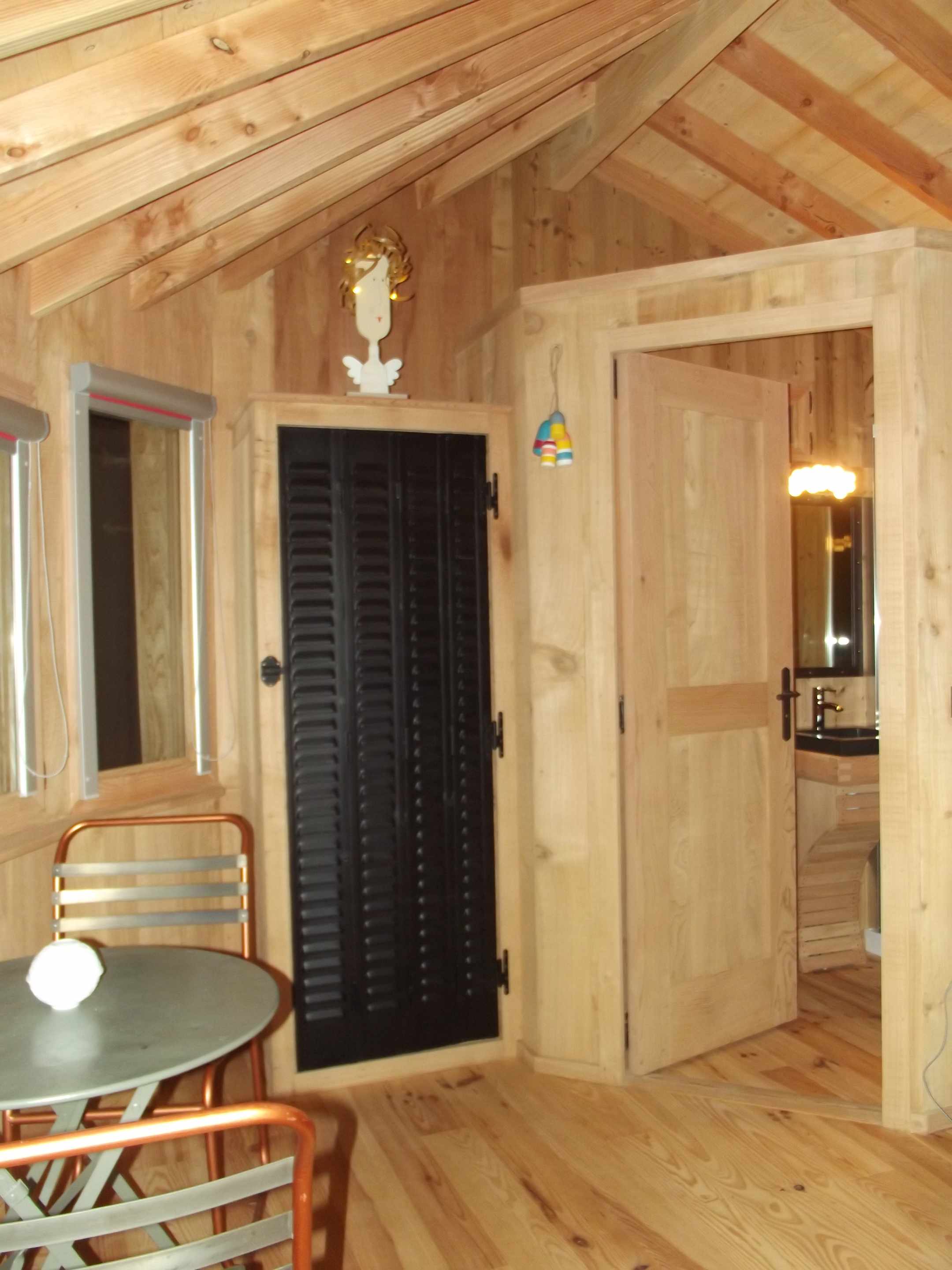 DSCF6656 Cabane en bois à Bourgogne-Franche-Comté, intérieur chaleureux avec meubles en métal.
