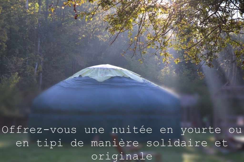 Yourte spacieuse entourée de verdure, idéale pour une nuit insolite en pleine nature.