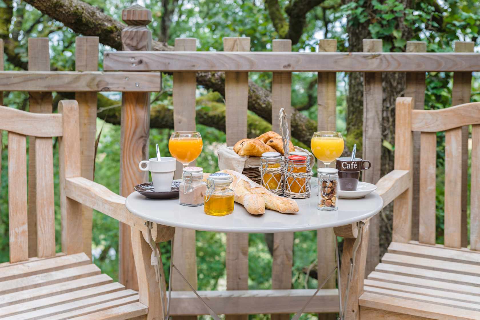 1607-12_25_pechlafon_bd Hébergement insolite en Aquitaine : petit-déjeuner sur une terrasse en bois dans les arbres.