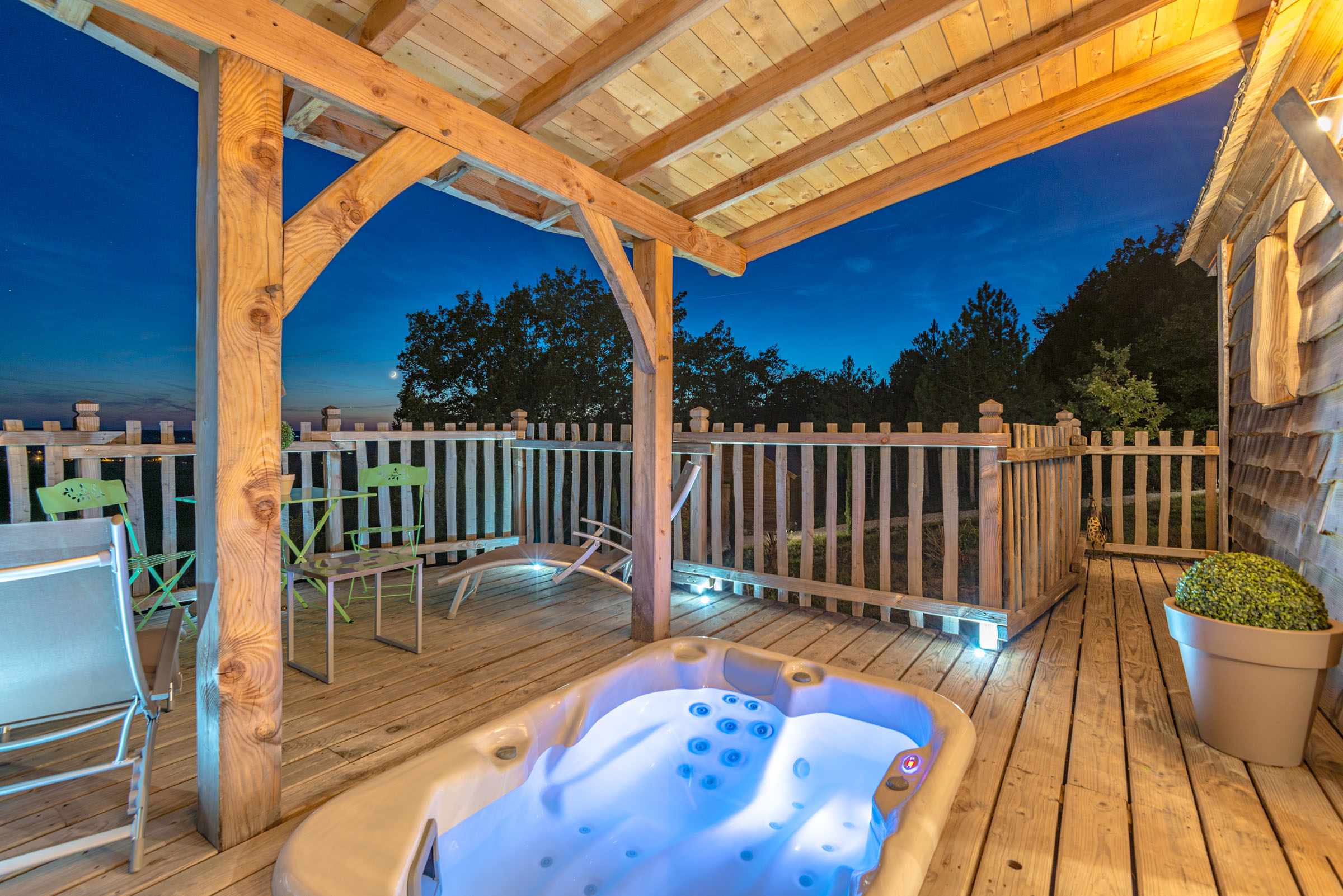 1610-03_23_pechlafon_bd Hébergement insolite en Aquitaine avec jacuzzi sur une terrasse en bois.