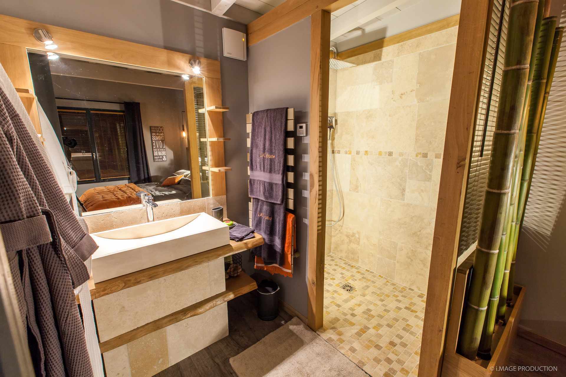 Avril 10low Salle de bain moderne dun hébergement insolite en Aquitaine, avec douche en pierre.