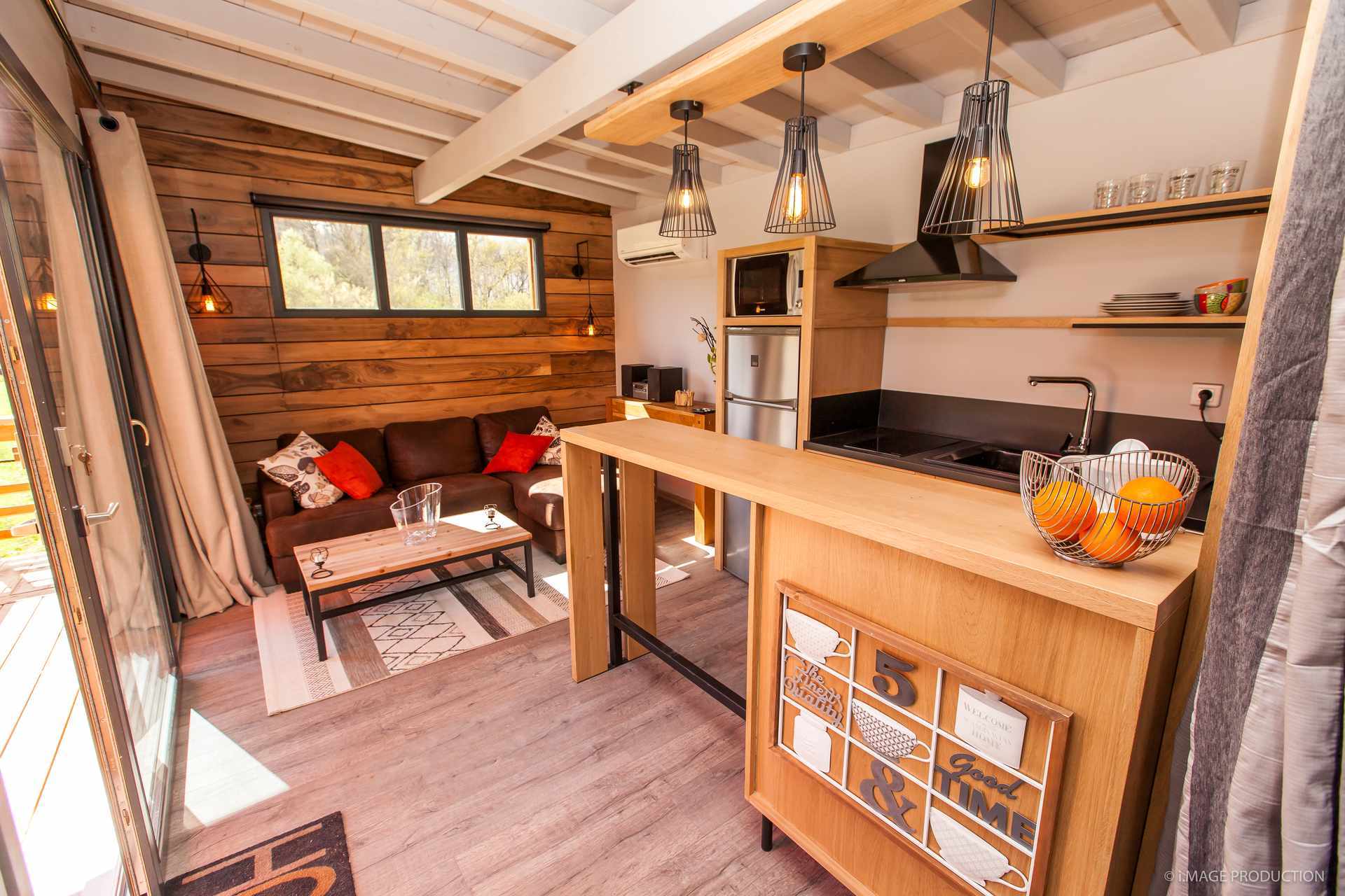 Avril 12low Cottage moderne en bois avec cuisine ouverte et décoration chaleureuse en Aquitaine.