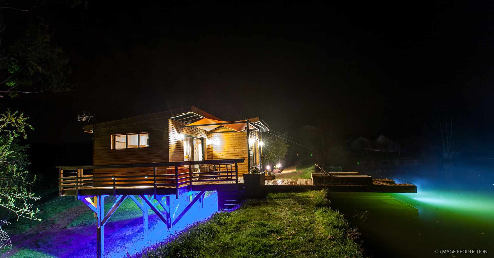 Avril 14low Cabane sur pilotis en Aquitaine, illuminée au bord de leau la nuit.