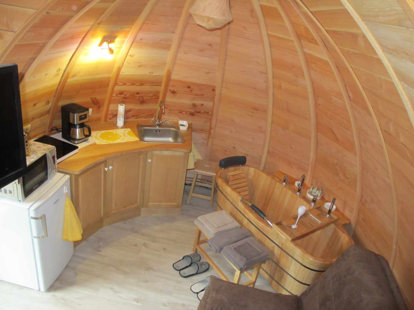 IMG_7416 Hébergement insolite en forme de bulle avec intérieur en bois et baignoire en bois.
