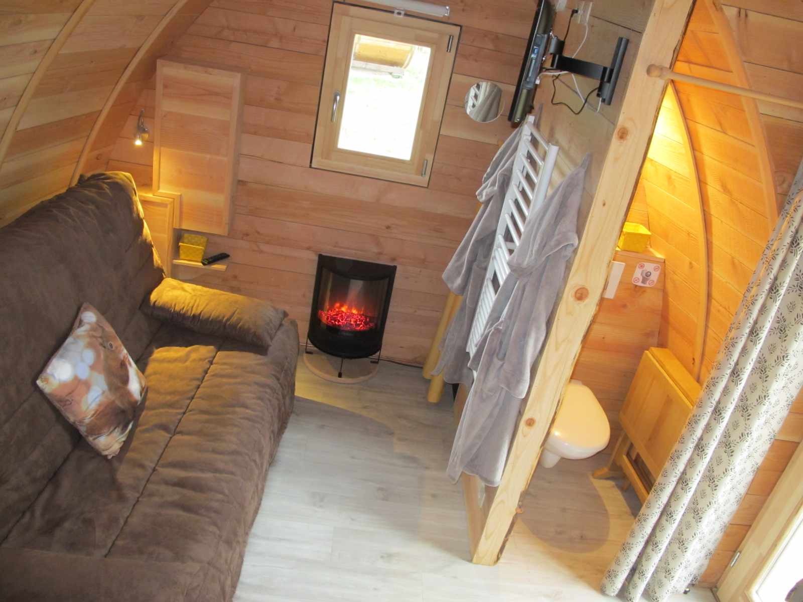 IMG_7418 Hébergement insolite en bois à Champagne-Ardenne, avec un coin salon confortable et cheminée.