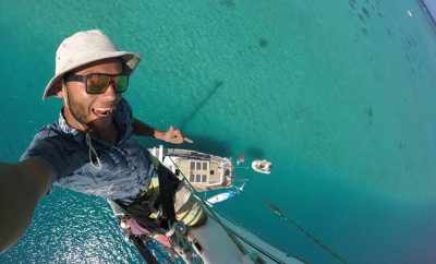 Hébergement en voilier, vue imprenable sur leau turquoise et le ciel ensoleillé.