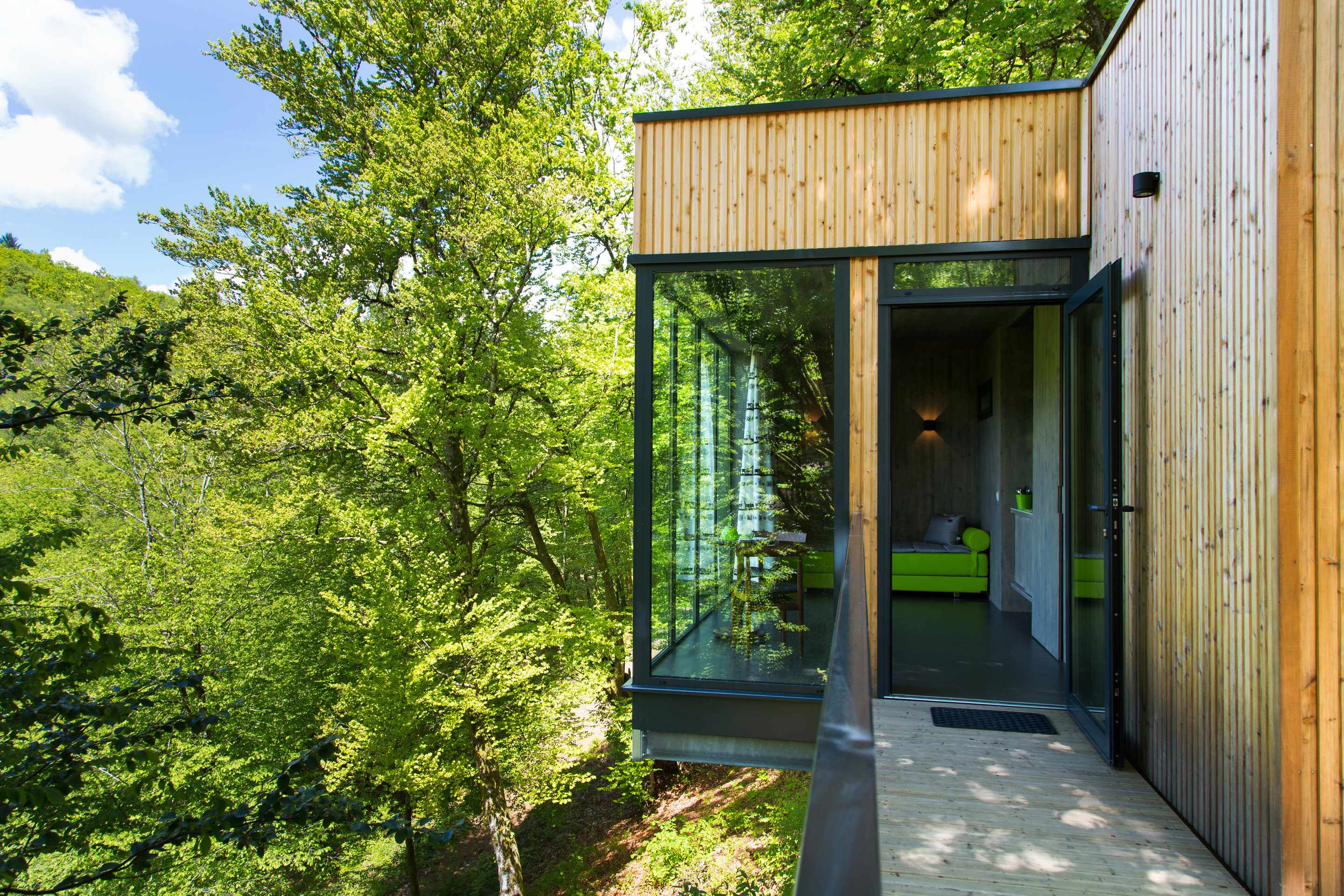 E98A7855 Cabane moderne en bois, avec grandes baies vitrées, nichée dans la verdure du Limousin.