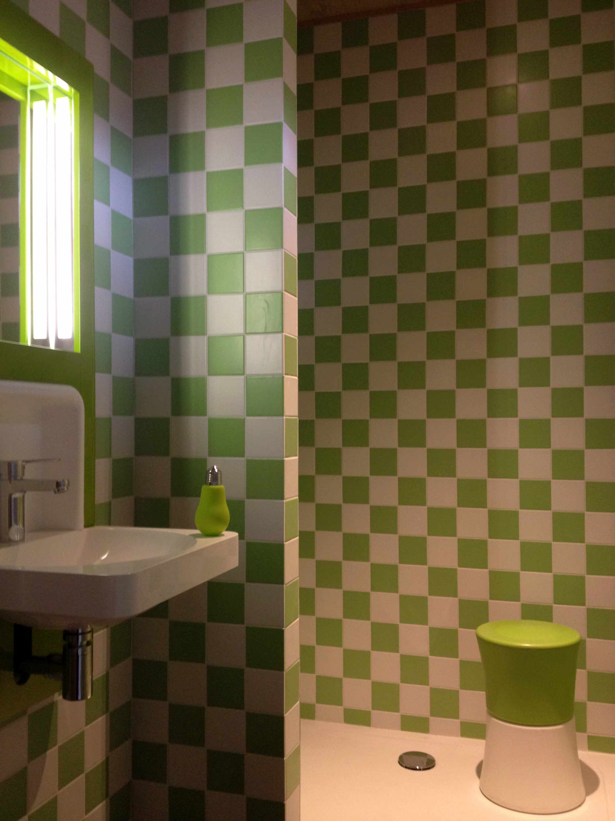 IMG_4611 Salle de bain moderne dun hébergement insolite à Limousin, carrelage vert et blanc.