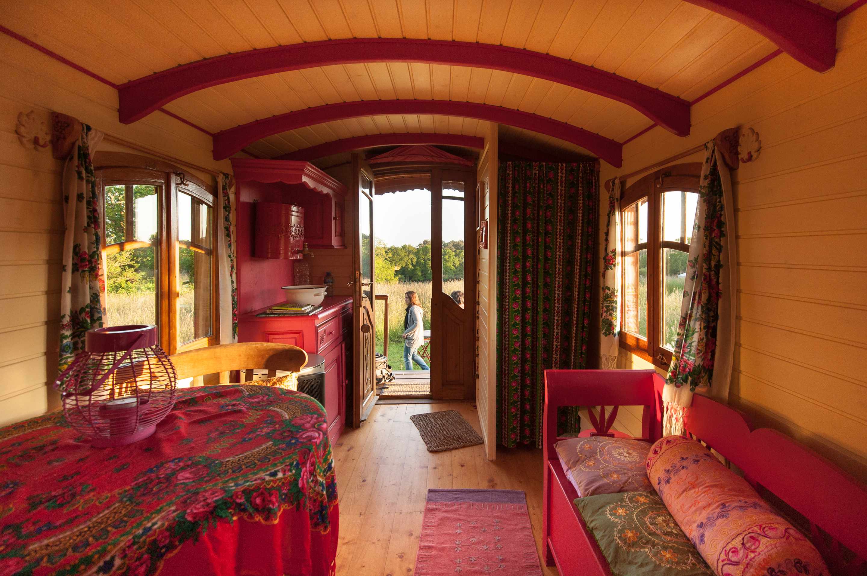 Interieur roulottes sejour insolite Dihan Carnac Charmante roulotte en Bretagne, décorée de couleurs vives et vue sur la nature.