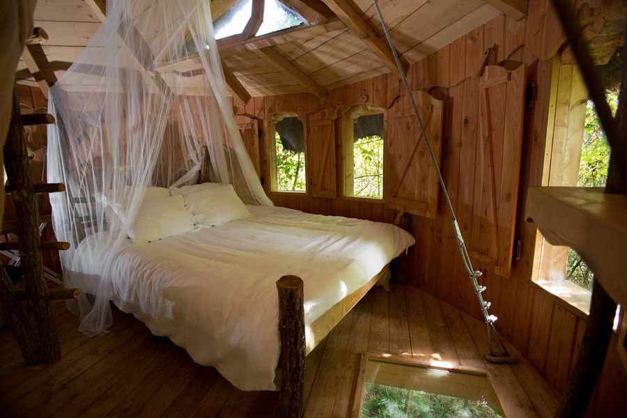 cabane_marcheroy_int05 Cabane dans les arbres en Nouvelle-Aquitaine avec lit suspendu et vue sur la nature.