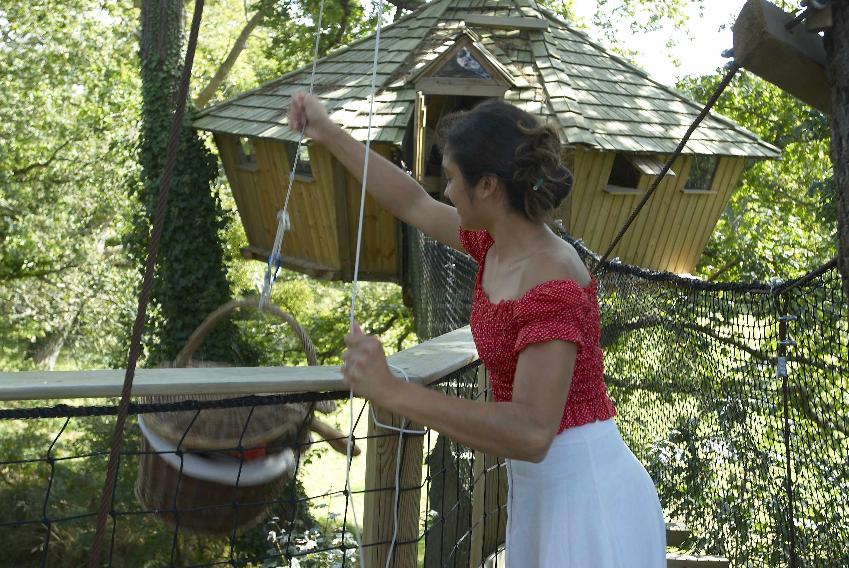 montee du panier grande terrasse familiale myriam Cabane perchée en Bretagne, avec un toit en ardoise et un accès par une passerelle.
