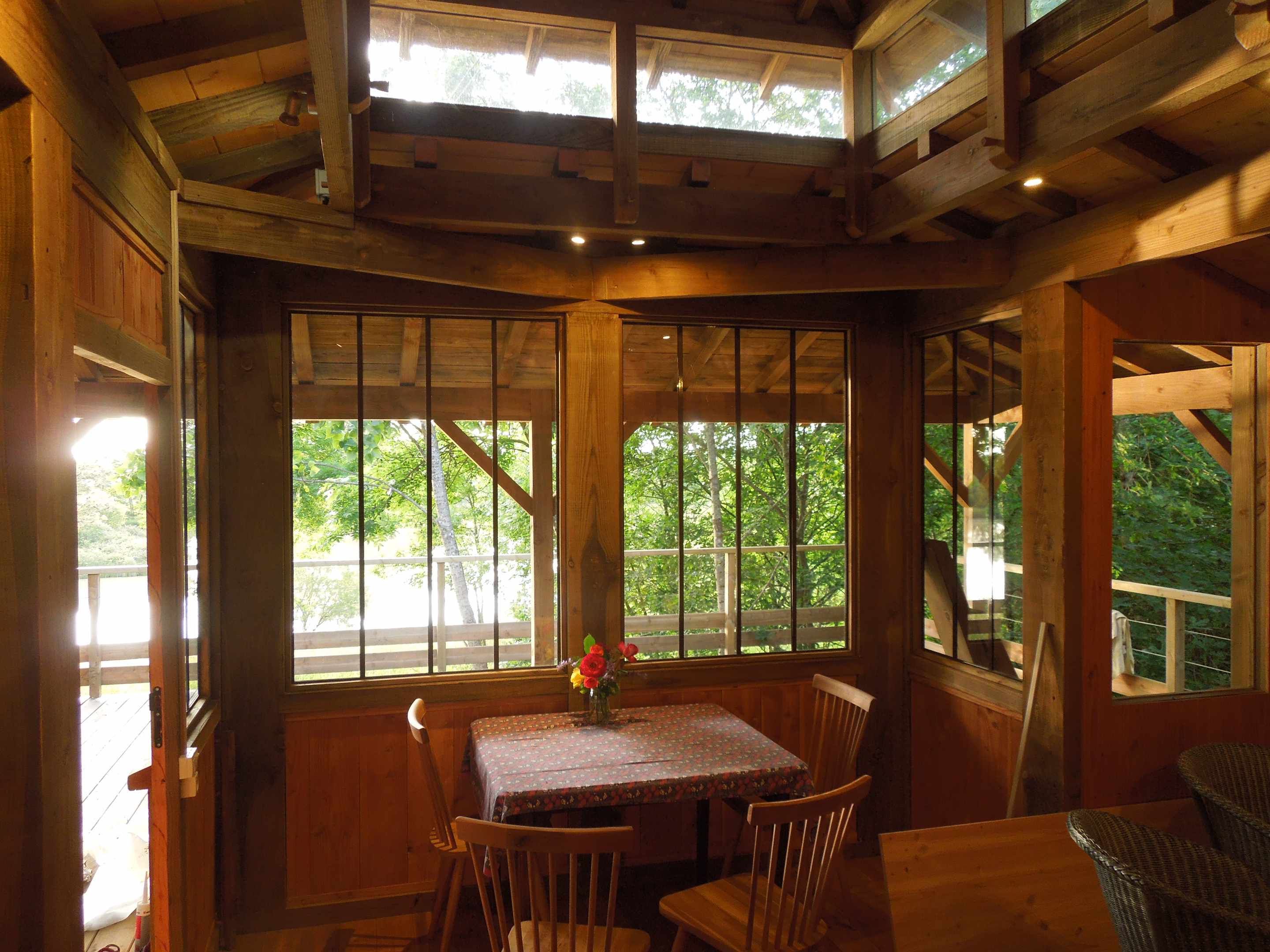 pb_01 Cabane en bois avec grandes fenêtres, vue sur la nature, ambiance chaleureuse.