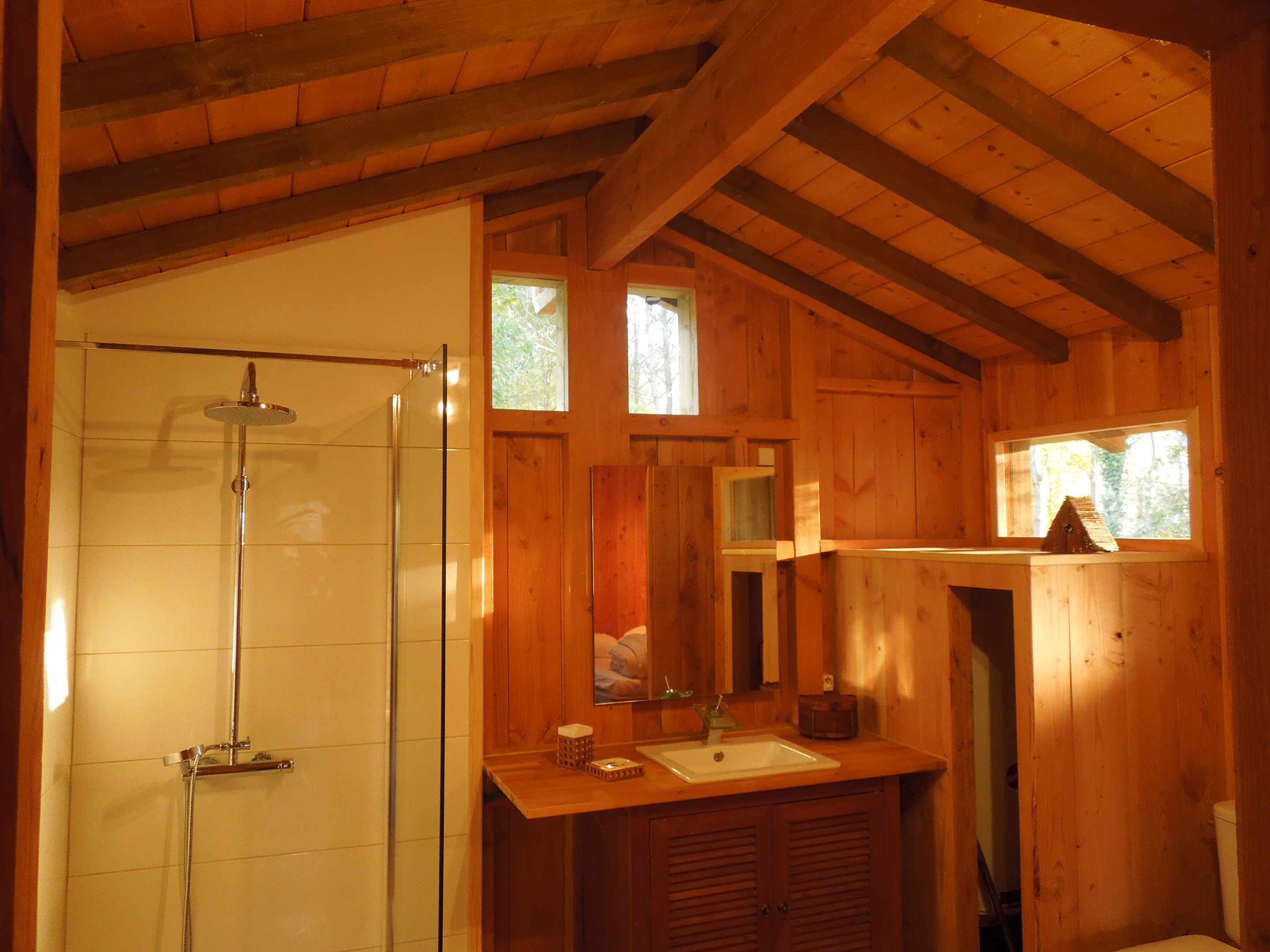 pb_12 Cabane en bois avec un intérieur lumineux et des fenêtres en hauteur.