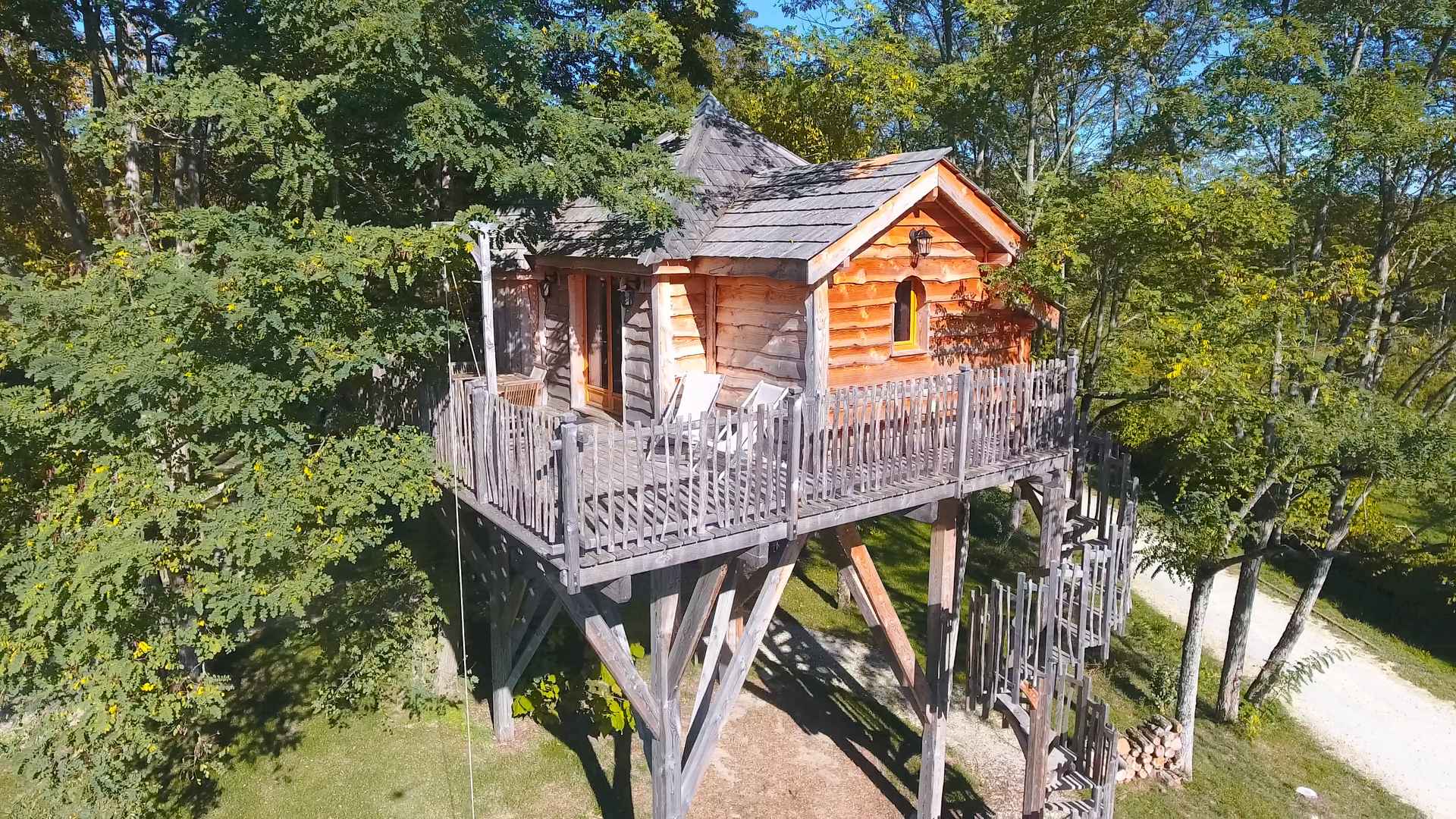 Chateau dans les arbres - Principale Cabane perchée en bois, entourée darbres, offrant une vue imprenable sur la nature.