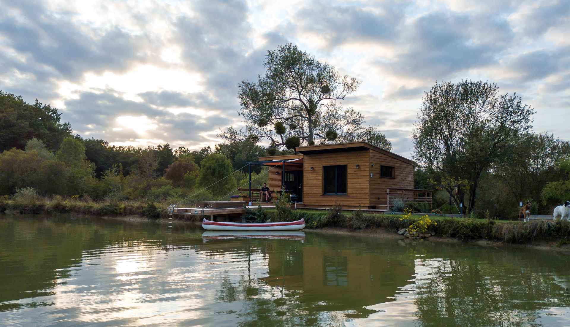 sept1 Cabane sur leau en Aquitaine, entourée de verdure et reflet dans leau.