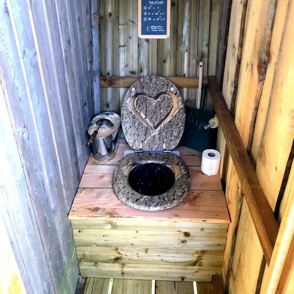 Photo-01-04-2018-12-27-23-compressor Toilettes sèches en bois avec un couvercle en forme de cœur, hébergement insolite en Bourgogne.