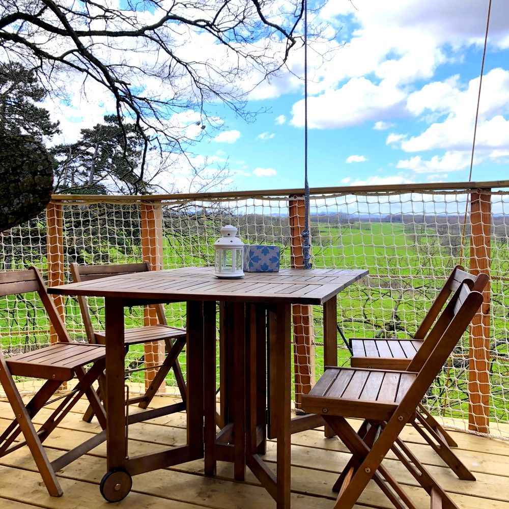 Photo-01-04-2018-12-28-02-compressor Cabane perchée en Bourgogne avec terrasse en bois et vue panoramique sur la nature.