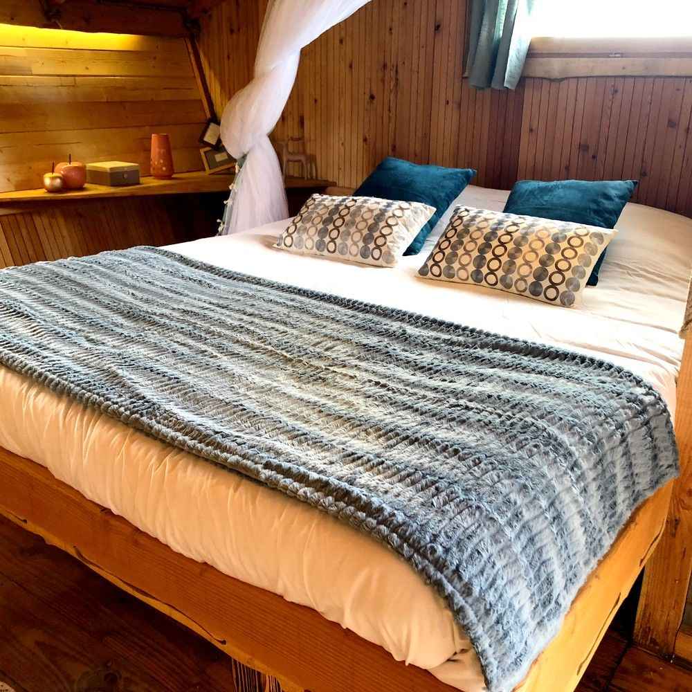 Photo-01-04-2018-12-32-09-compressor Chalet cosy en Bourgogne avec lit douillet et décor en bois chaleureux.