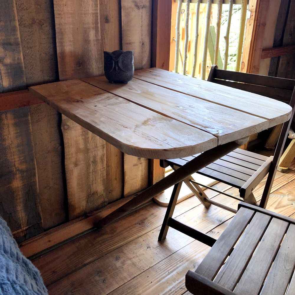 Photo-01-04-2018-12-32-54-compressor Table en bois dans un hébergement insolite en Bourgogne, ambiance chaleureuse et rustique.