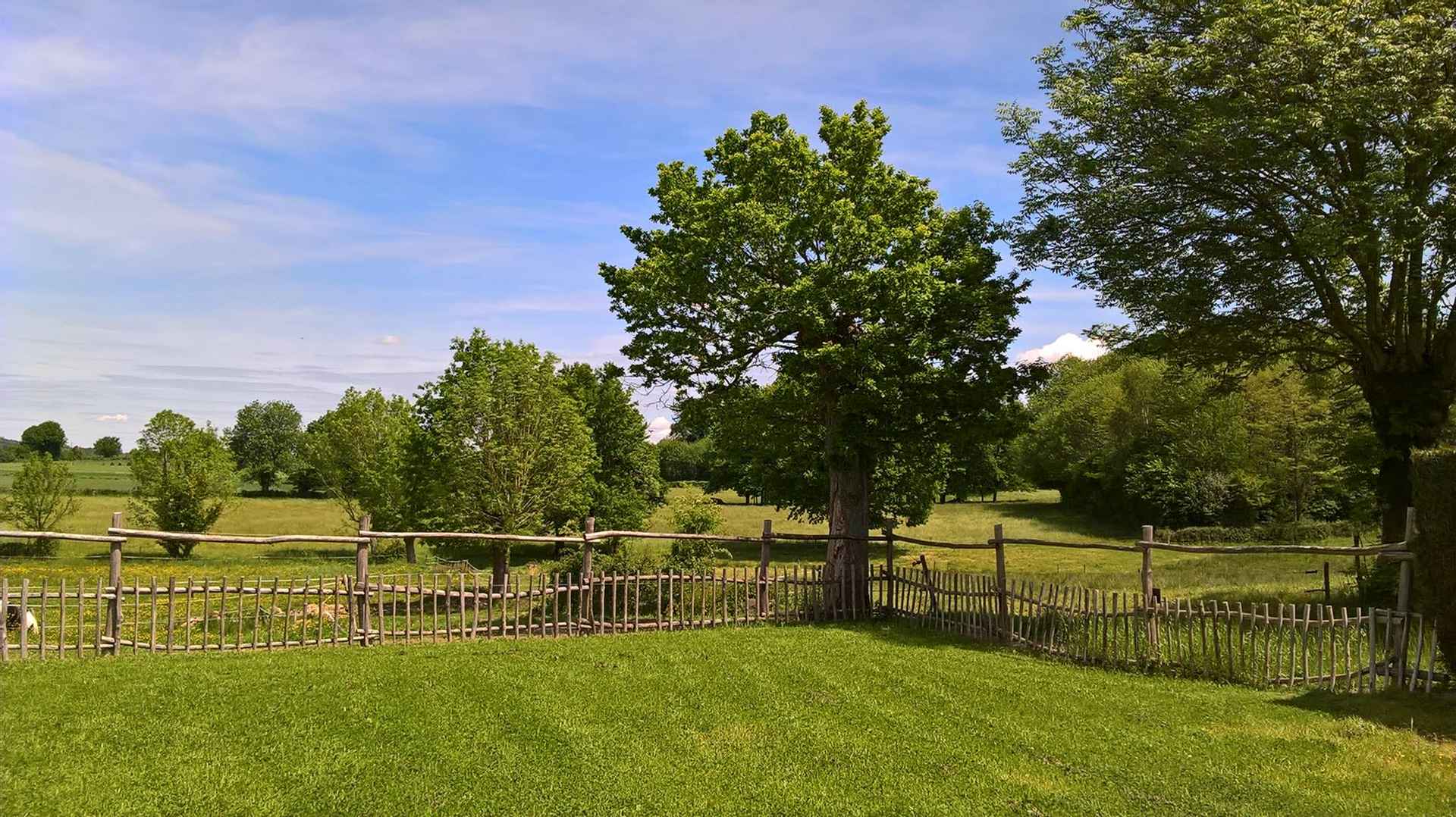 18451709_1424515597604154_8178154152542069764_o Hébergement insolite en Nouvelle-Aquitaine, avec vue sur un vaste champ verdoyant.
