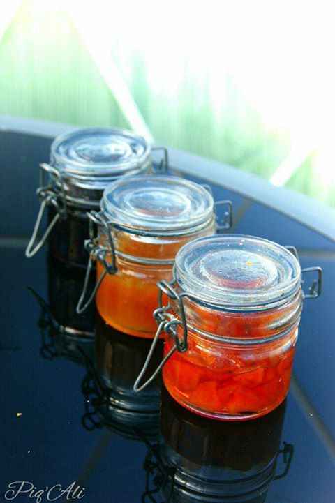 21931042_10212182491690760_210194567_o Trois pots de confiture artisanale sur une table en verre, hébergement insolite en