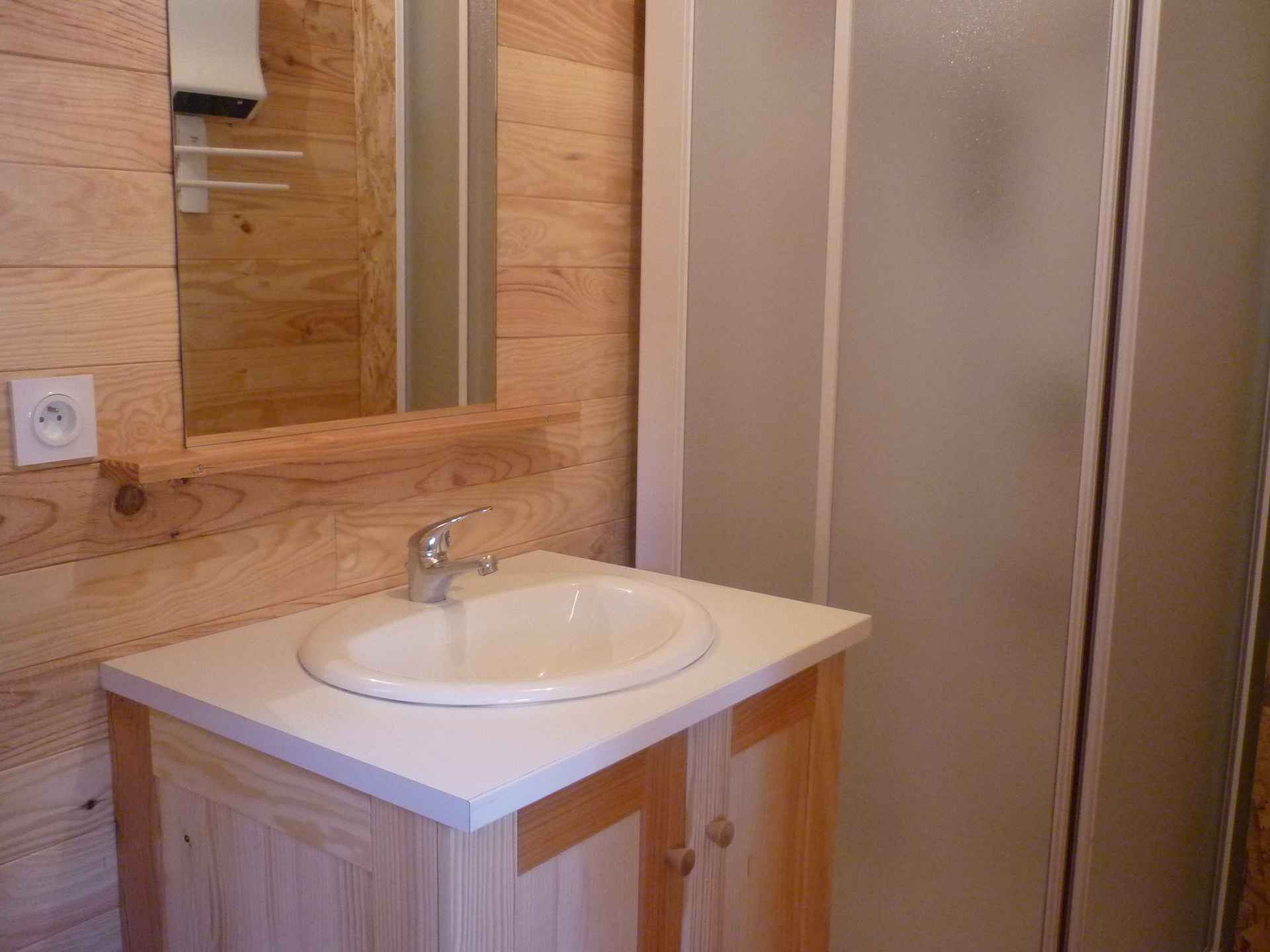 P1060240 Salle de bain en bois dans un hébergement insolite à Languedoc-Roussillon.