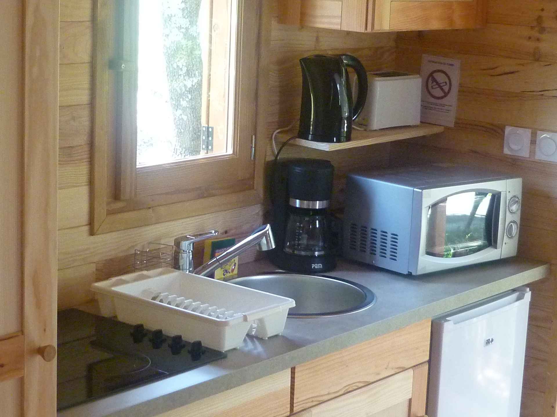 P1060302 Cuisine équipée dans un chalet en bois, lumineux et chaleureux, en Languedoc-Roussillon.