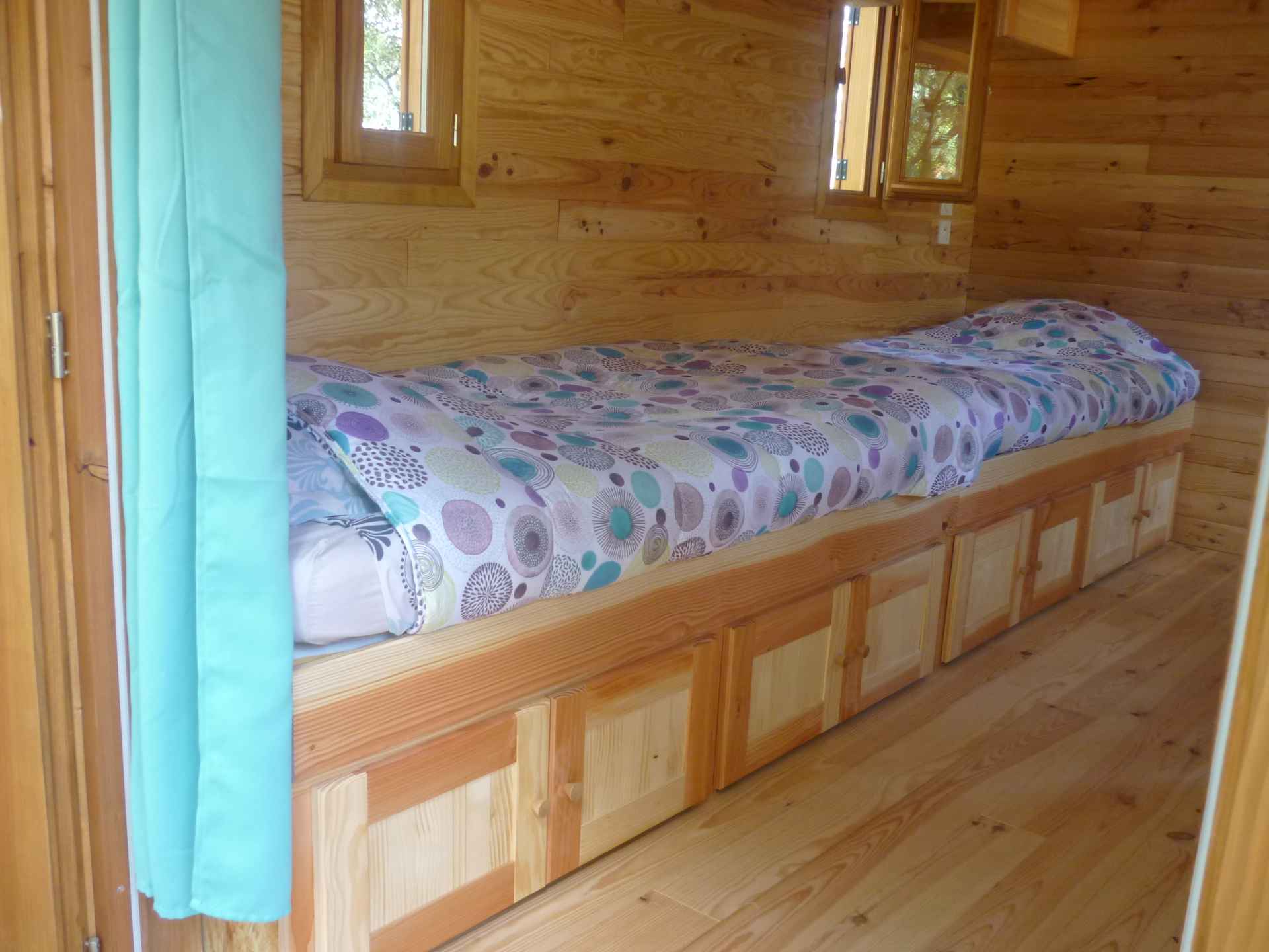 P1060312 Chalet en bois avec lit douillet et décor chaleureux à Languedoc-Roussillon.