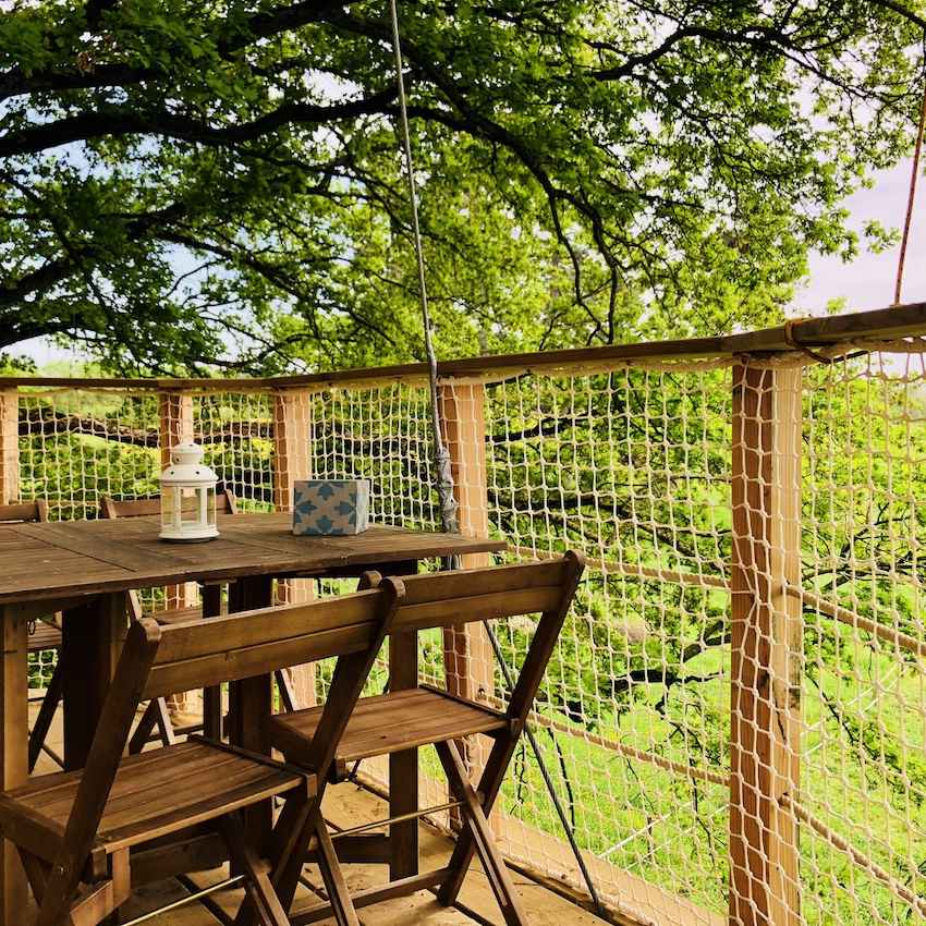 IMG_7399 Cabane perchée en Bourgogne avec terrasse en bois et vue sur la nature verdoyante.