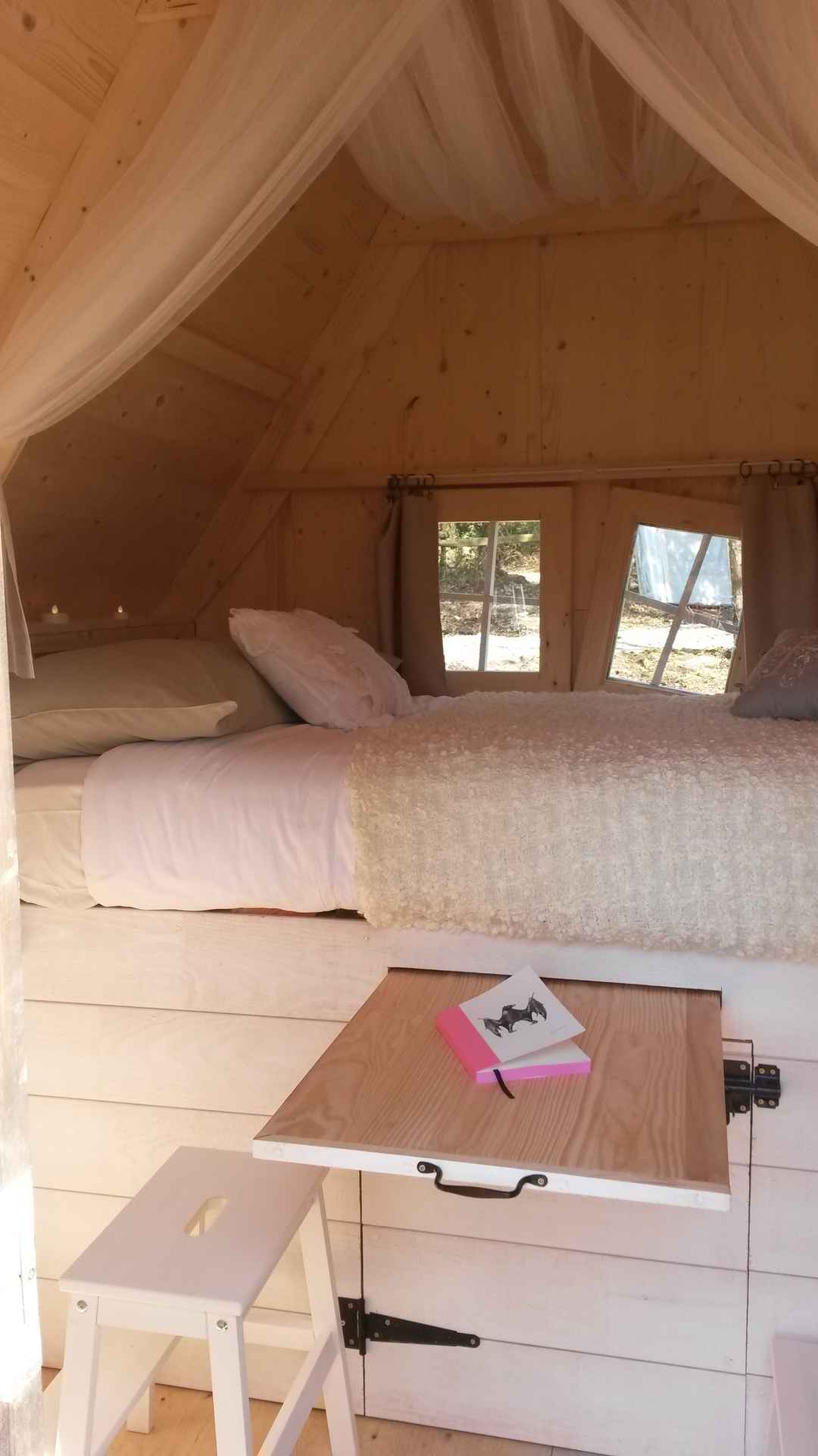 20150319_110154 Cabane en bois cosy en Bretagne, lit douillet et lumière naturelle.