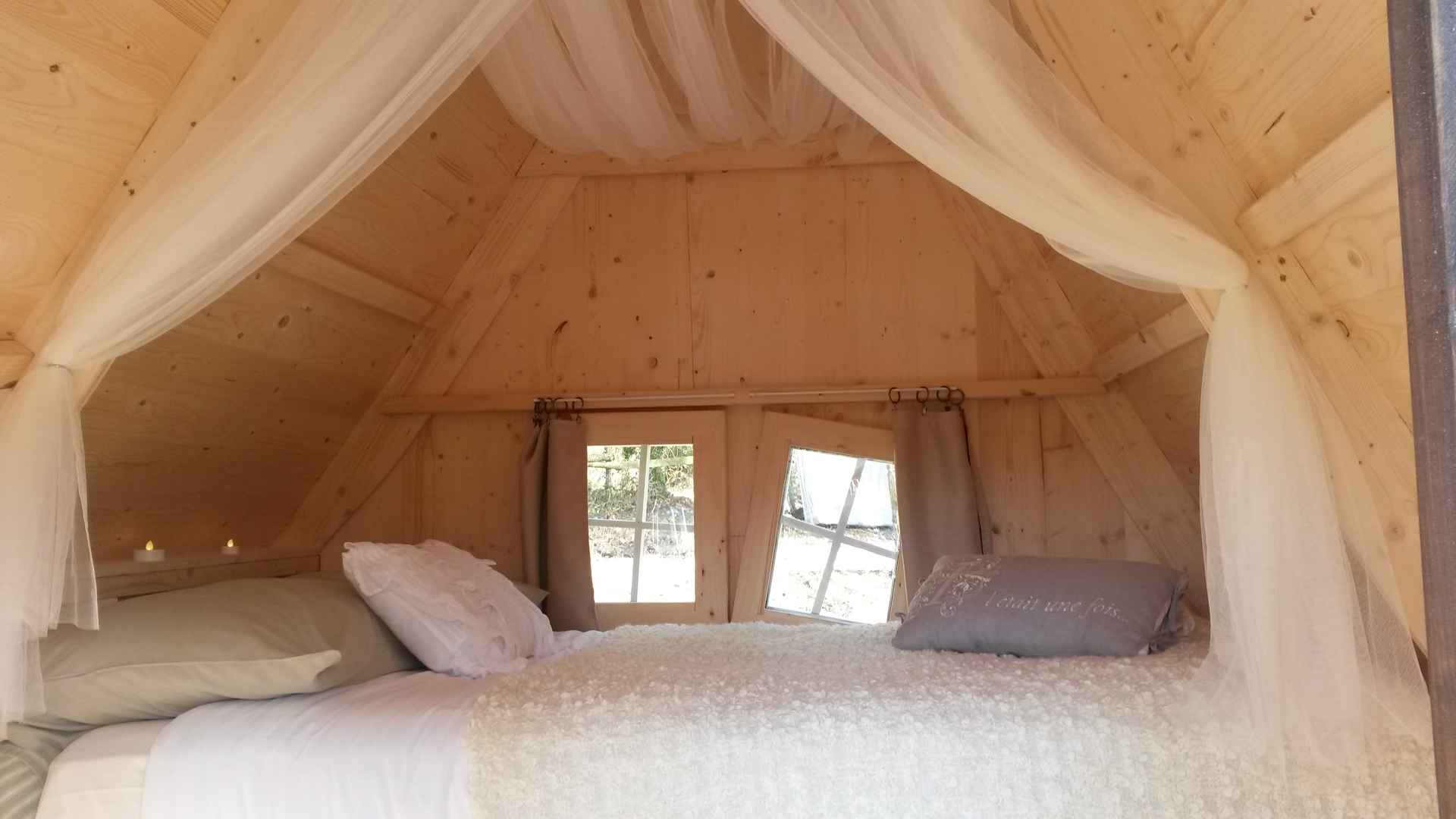 20150319_110209 Cabane en bois cosy en Bretagne, avec un lit douillet et des fenêtres lumineuses.