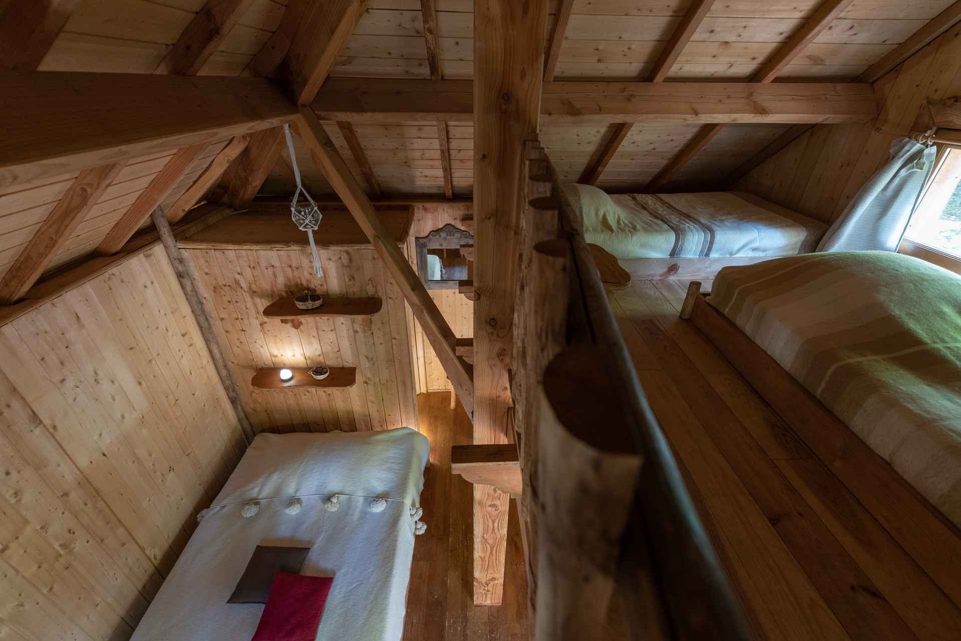 version-internet-21 panda Cabane en bois chaleureuse avec lits superposés et ambiance rustique.