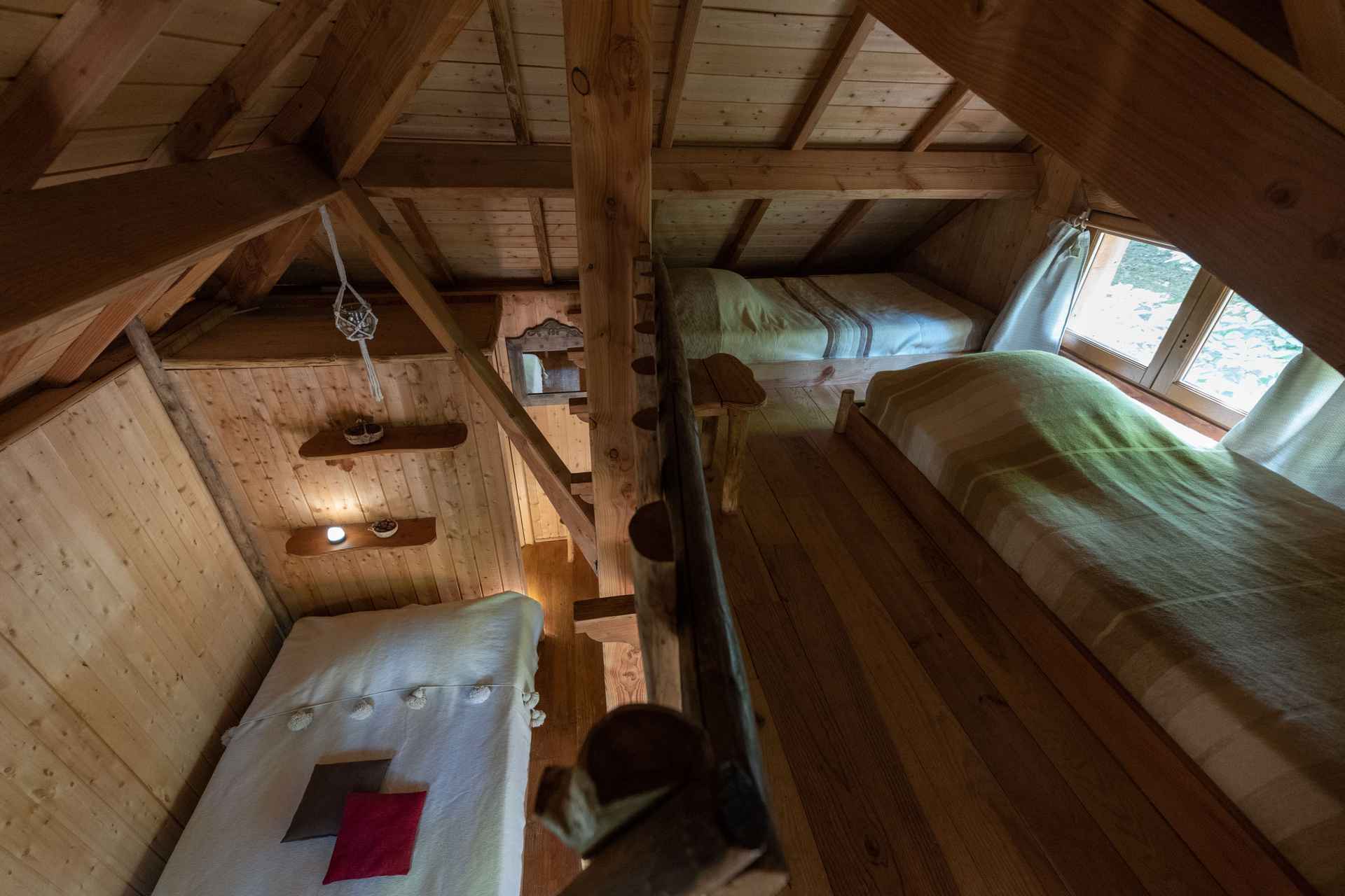 version-internet-22 panda Chalet en bois avec lit douillet et vue sur la nature en Auvergne-Rhône-Alpes.