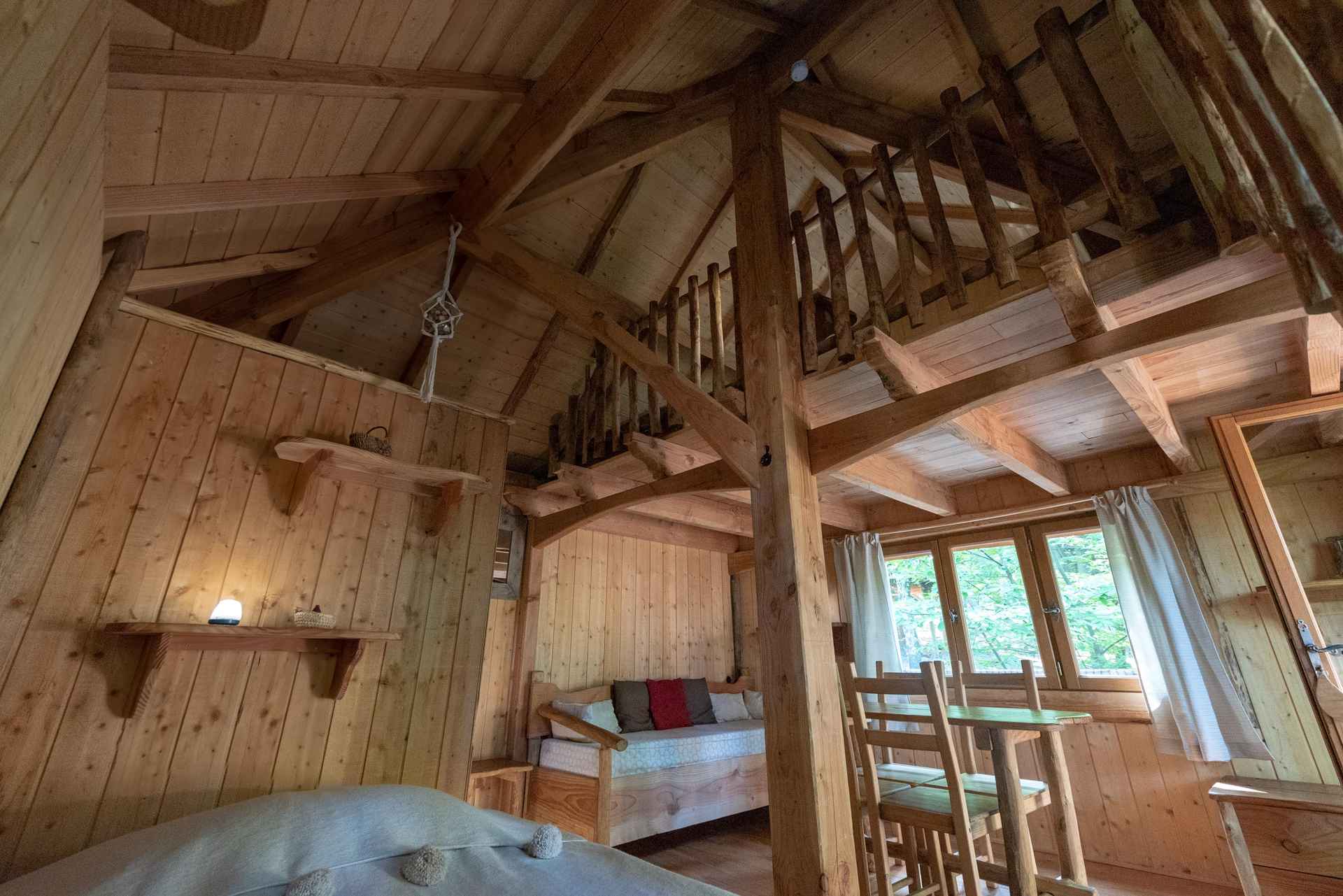 version-internet-23 panda Cabane en bois chaleureuse avec mezzanine et lumière naturelle à Auvergne-Rhône-Alpes.