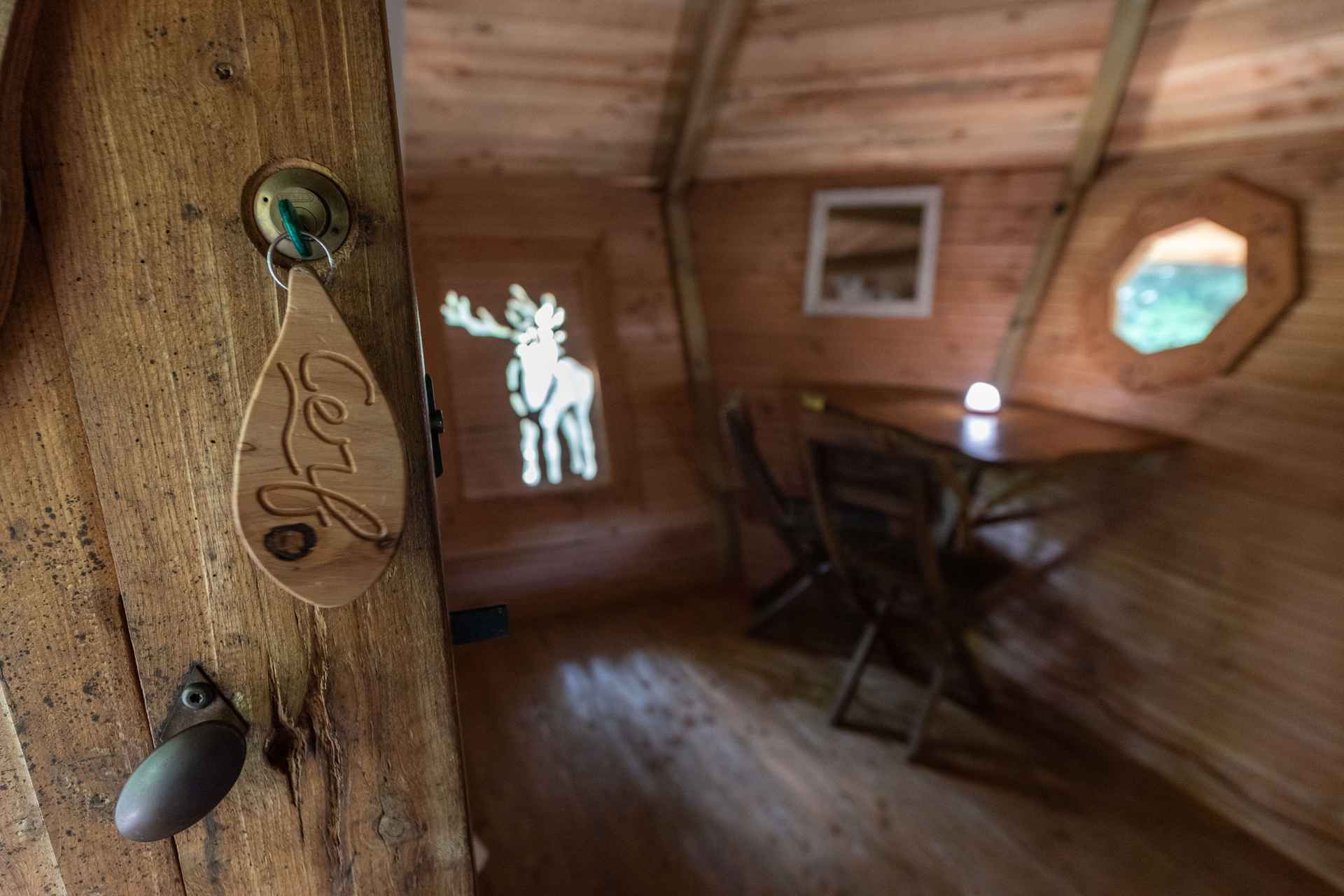 version-internet-31 cerf Hébergement insolite en Auvergne-Rhône-Alpes : cabane en bois avec vue sur un décor naturel.