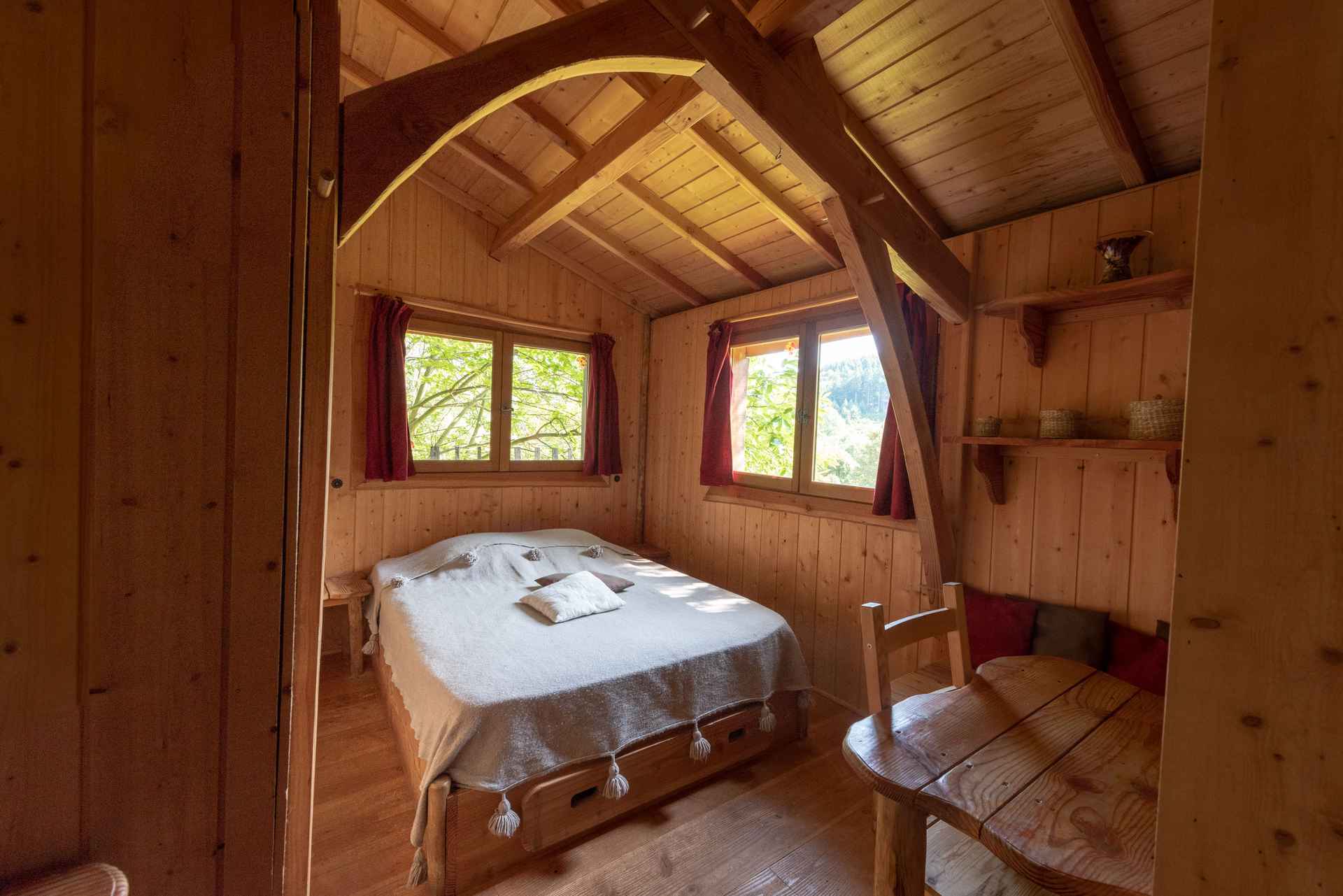 version-internet-4 herisson marmotte Chalet en bois chaleureux avec lit douillet et vue sur la nature.