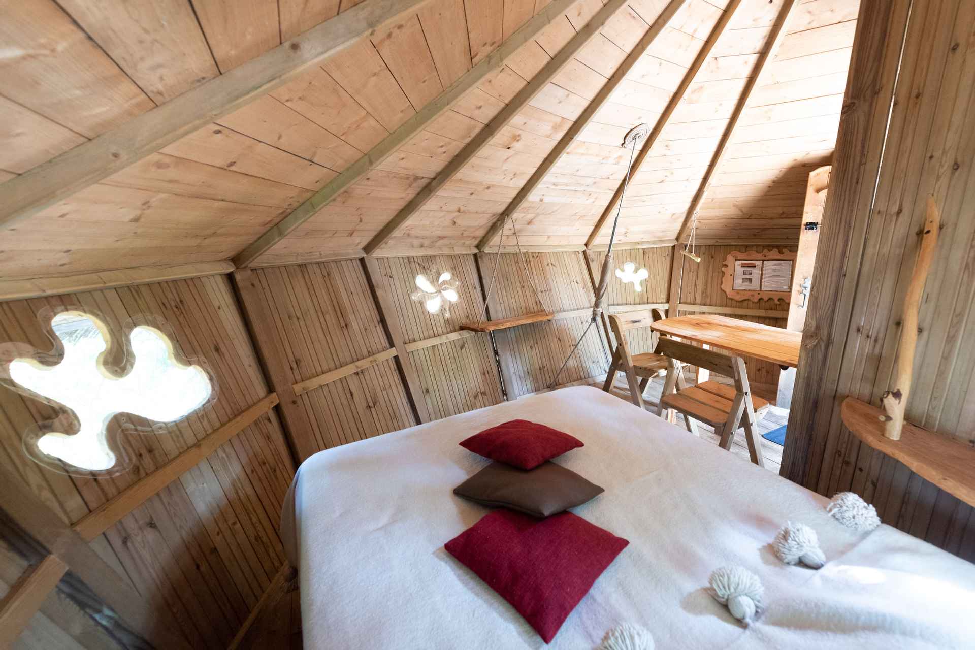 version-internet-40 castor Cabane en bois cosy avec lit douillet et fenêtres originales en Auvergne-Rhône-Alpes.