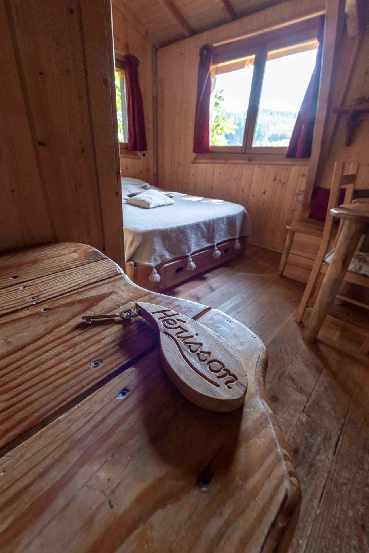 version-internet-5 herisson Chalet en bois chaleureux avec vue sur la nature, idéal pour un séjour relaxant.