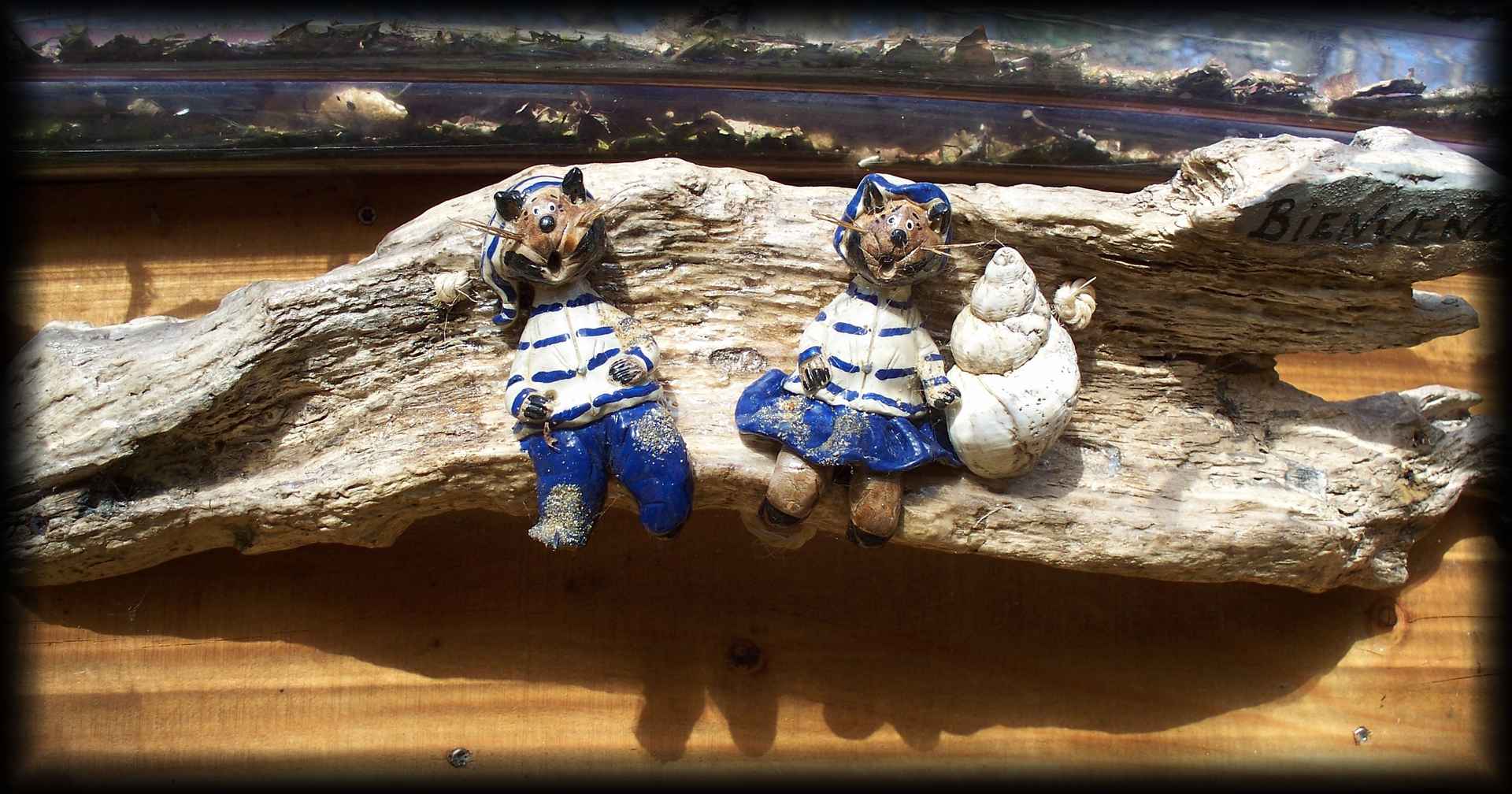 0059-1 Hébergement insolite en Basse-Normandie avec décorations en céramique sur bois flotté.