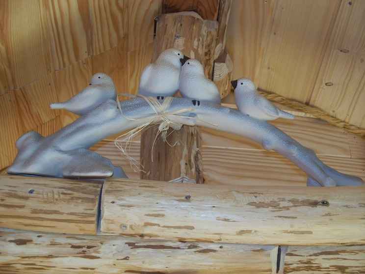 0069-1 Hébergement insolite en Basse-Normandie, avec des oiseaux décoratifs en bois.