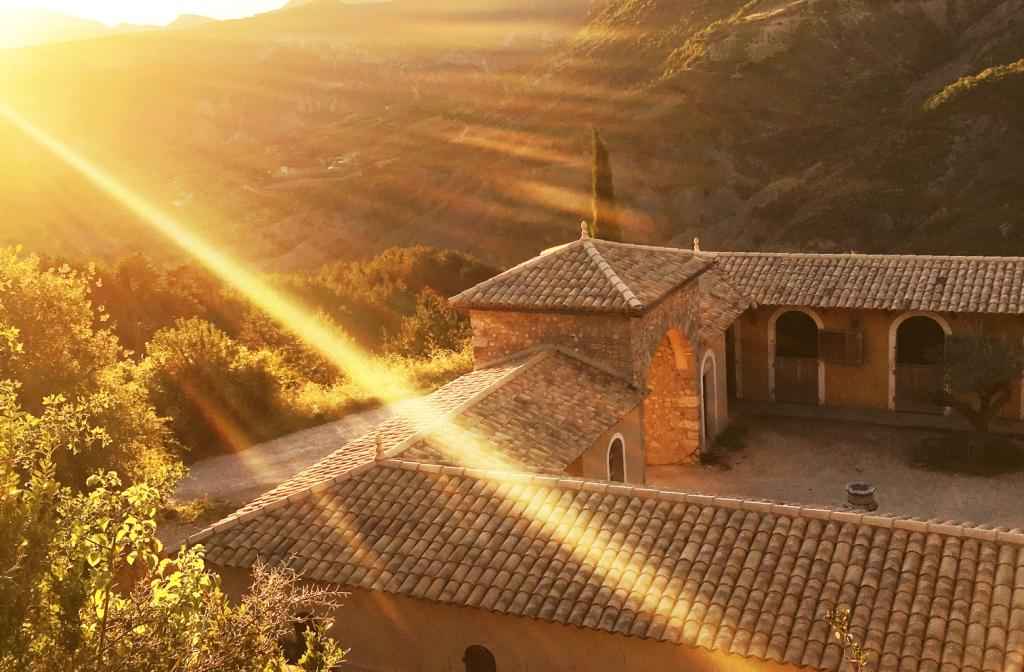 1 Hébergement insolite en Auvergne-Rhône-Alpes, avec vue panoramique au coucher du soleil.
