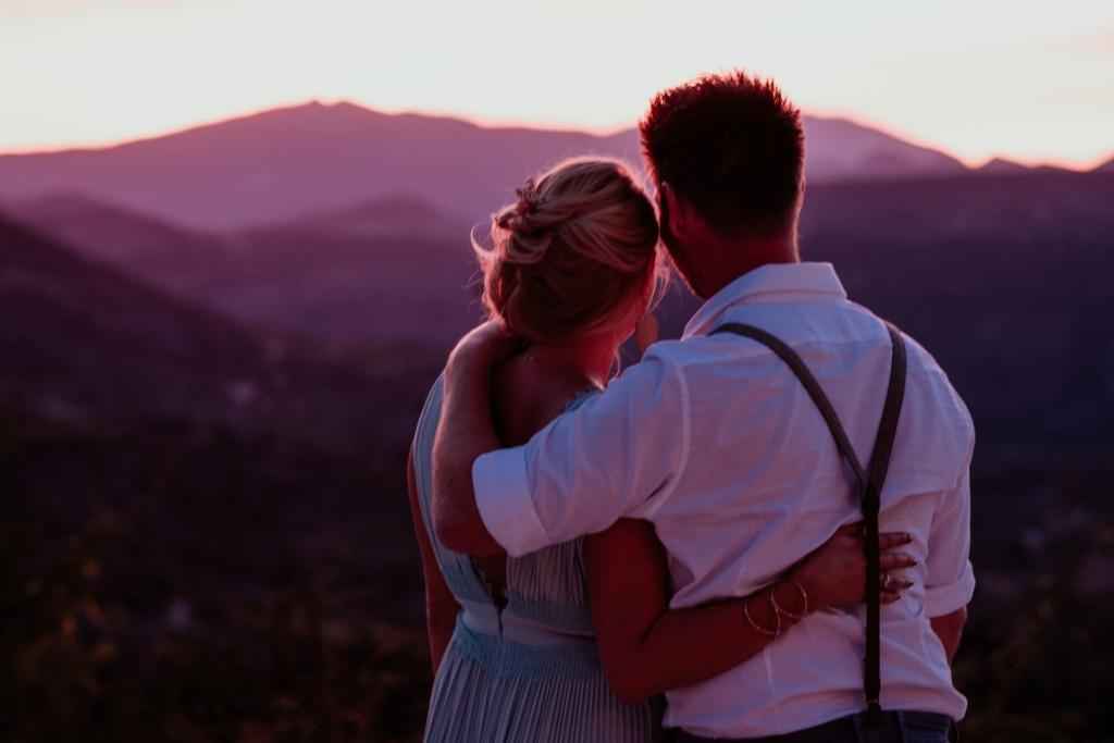 11 Couple admirant le coucher de soleil depuis un hébergement insolite en Auvergne-Rhône-Alpes.