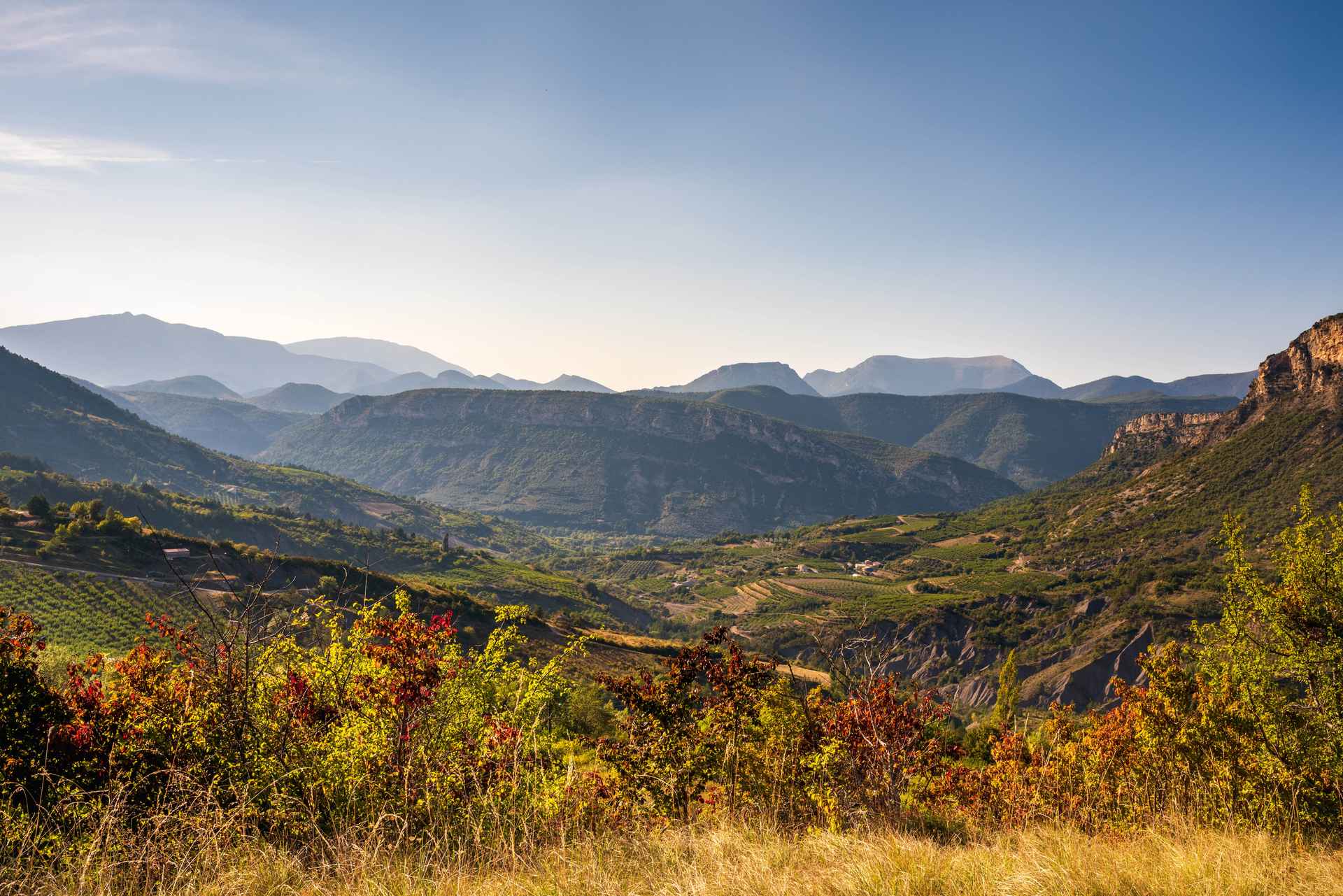 15 Hébergement insolite en Auvergne-Rhône-Alpes, avec vue panoramique sur les montagnes.