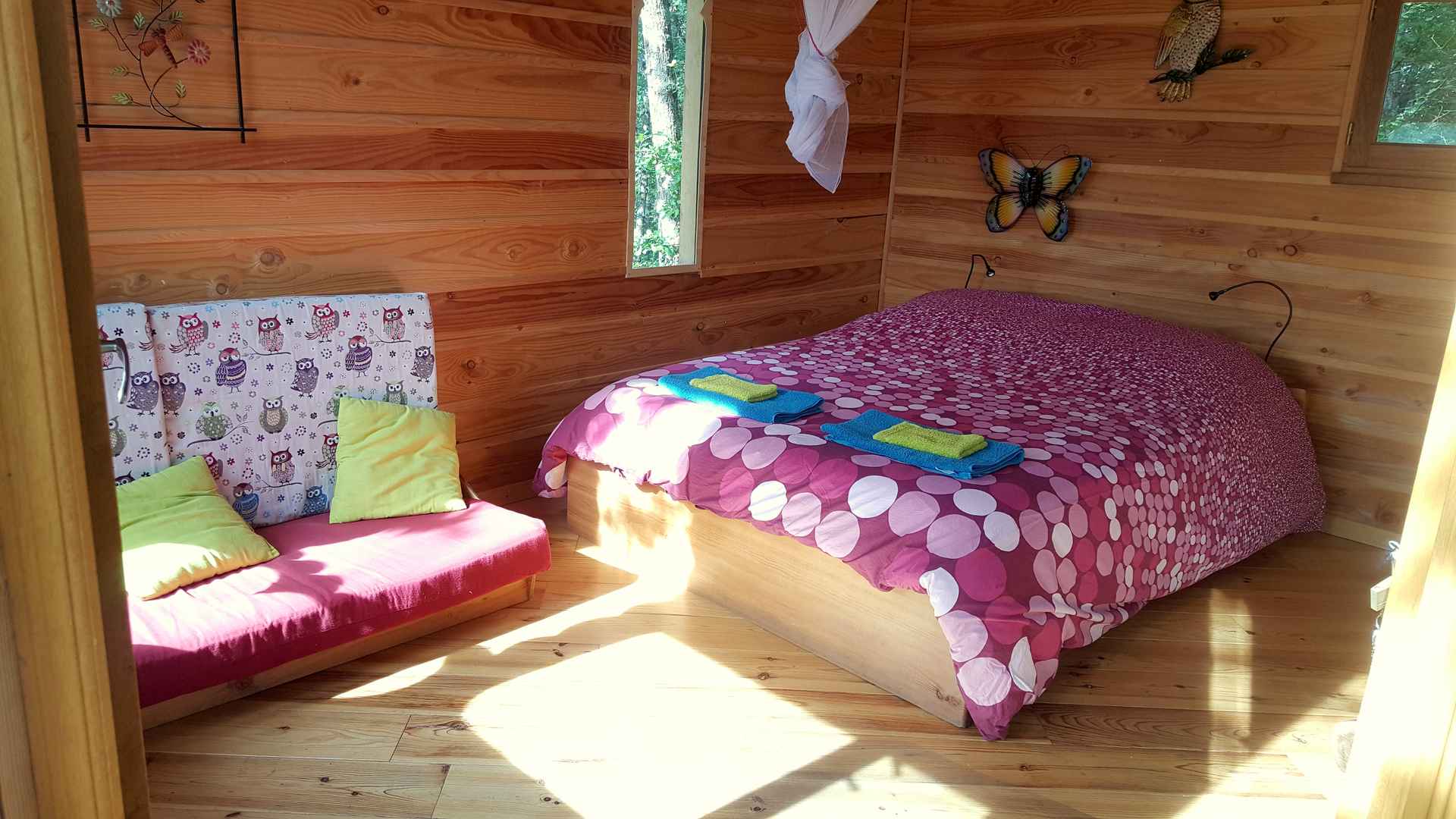 20181011_150219 Chalet en bois coloré avec lit douillet et décorations murales charmantes.