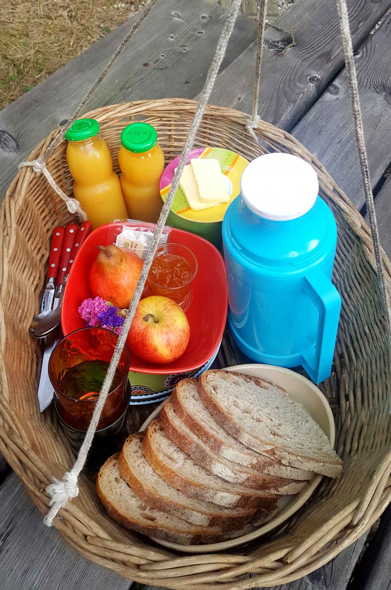 20181012_090257 Panier de petit-déjeuner dans un hébergement insolite en Midi-Pyrénées, avec fruits et boissons.