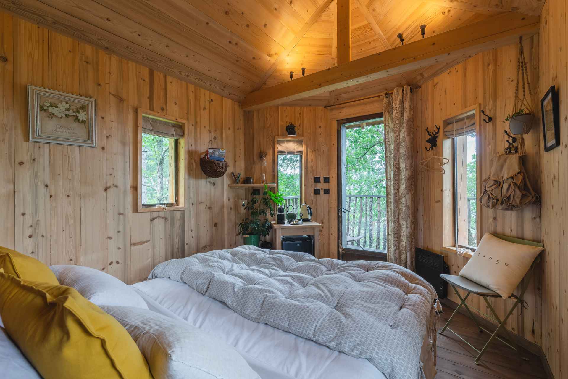 Cabane 2 Cabane en bois cosy avec lit douillet et vue sur la nature environnante.