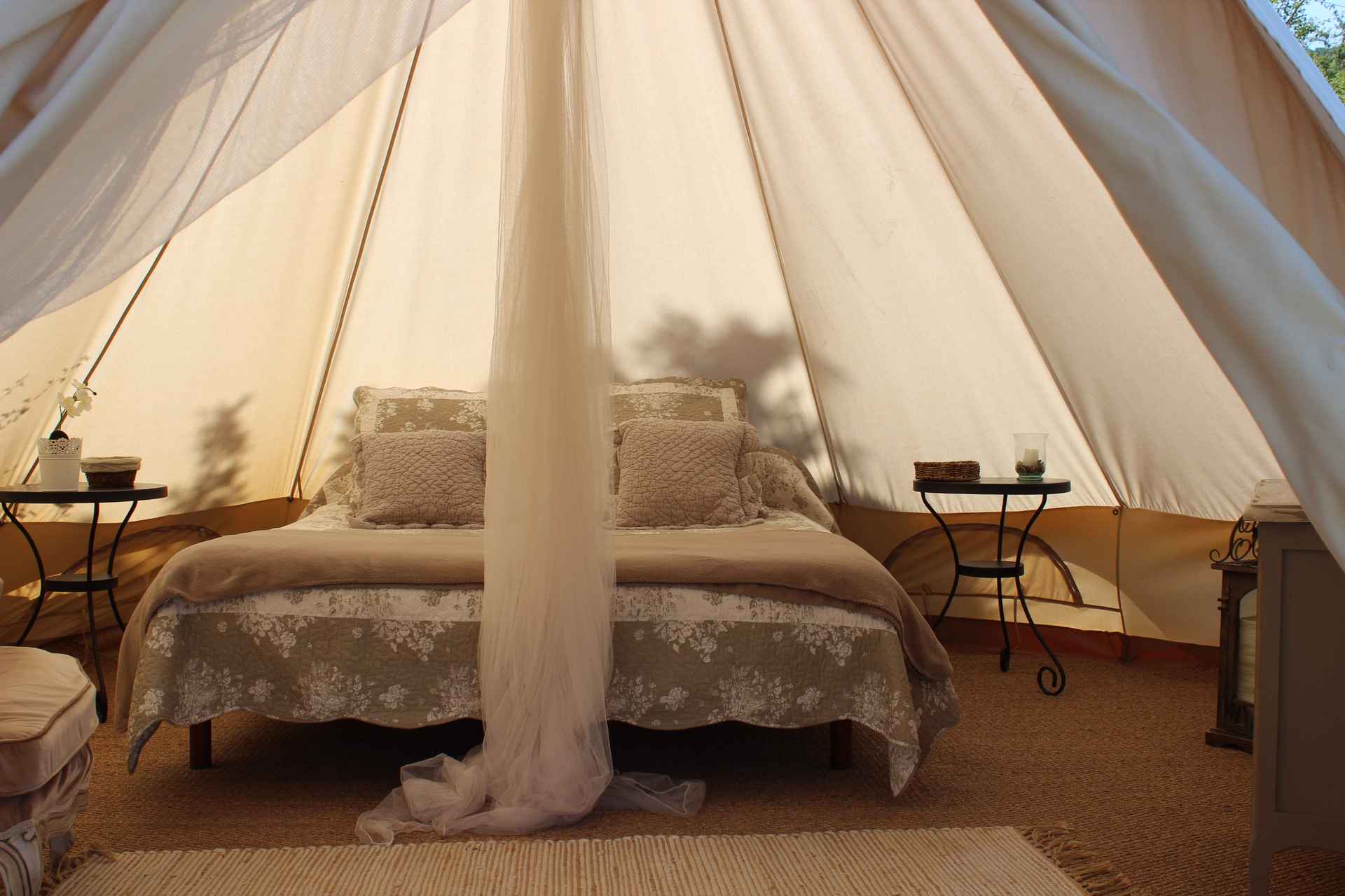 Ferme Fortia - Lodge autant en emporte le vent 2 Tente de glamping en Auvergne-Rhône-Alpes, avec lit douillet et décoration élégante.