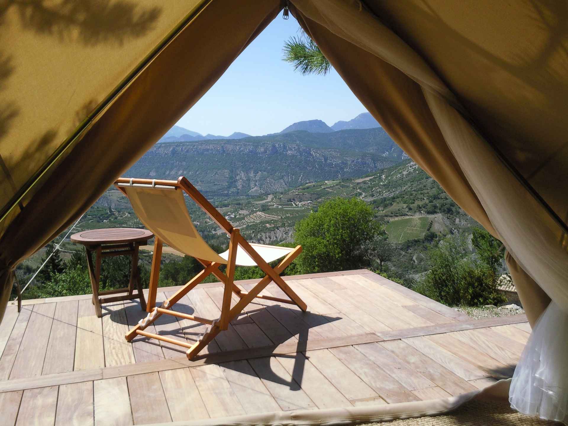 Ferme Fortia - Lodge out of africa 5 Tente luxueuse avec vue panoramique sur les montagnes en Auvergne-Rhône-Alpes.