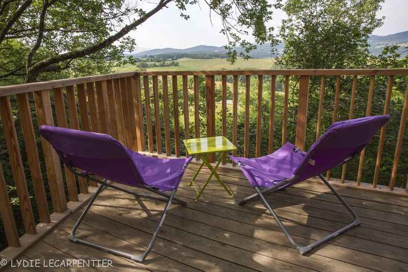 MR6A6229_resultat Cabane perchée en Midi-Pyrénées avec chaises violettes et vue sur la vallée.